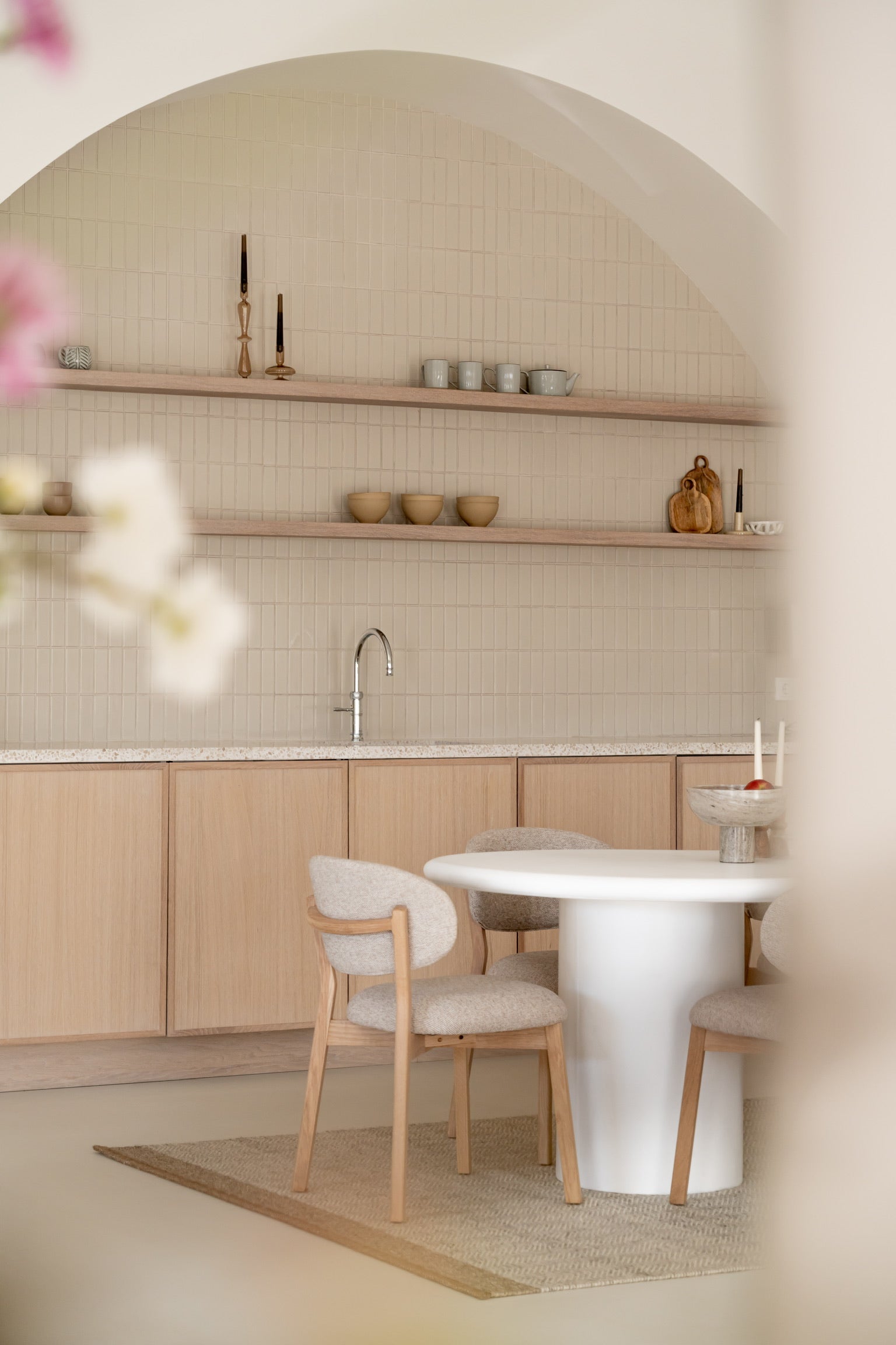 Stoel MIKKY taupe met eikenhouten basis