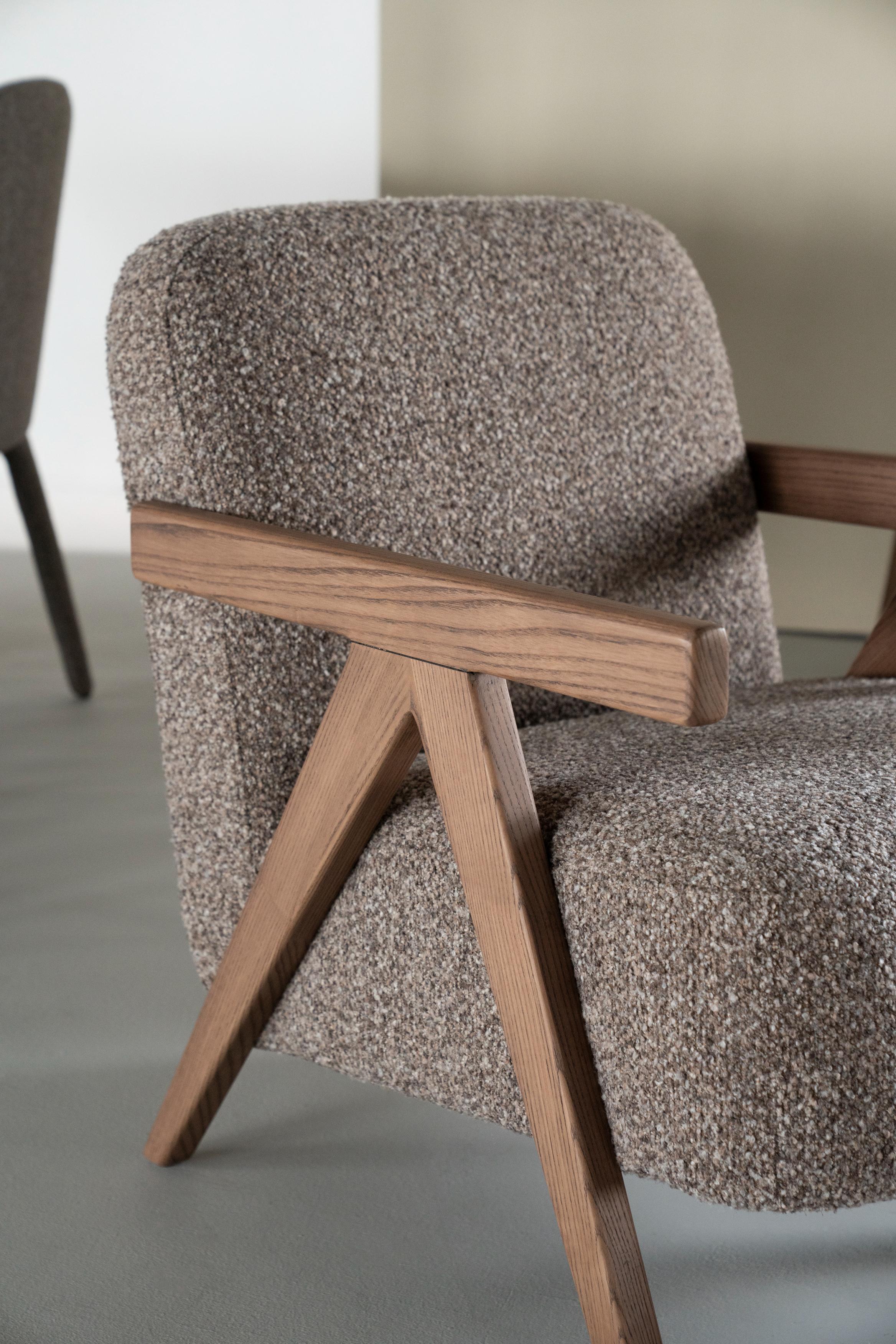 Fauteuil FRANCIS donkerbeige met houten basis