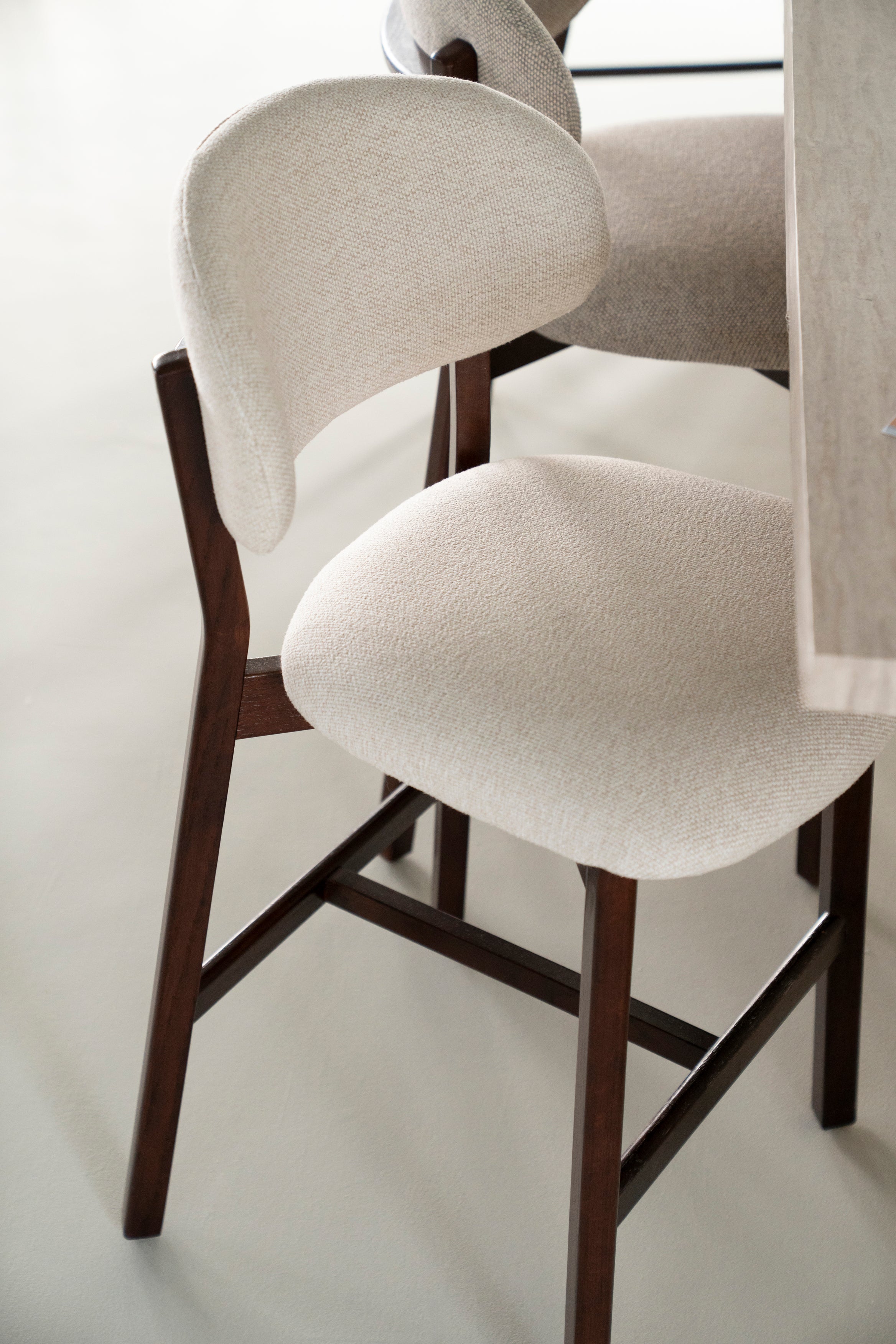 Hocker MIKKY beige mit dunklem Eichenfuß