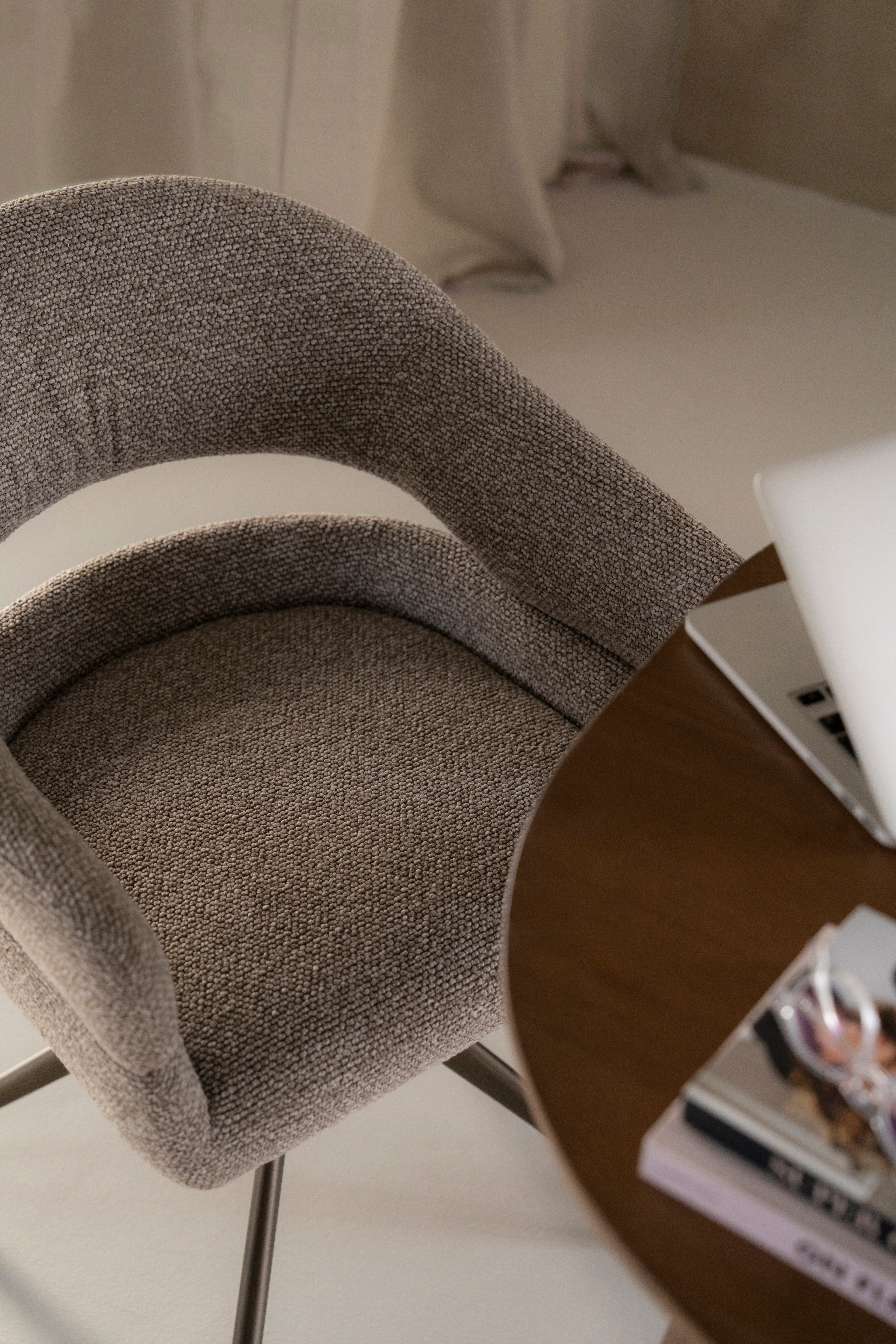 Drehstuhl HAILEY beige mit dunkelbraunem Fuß