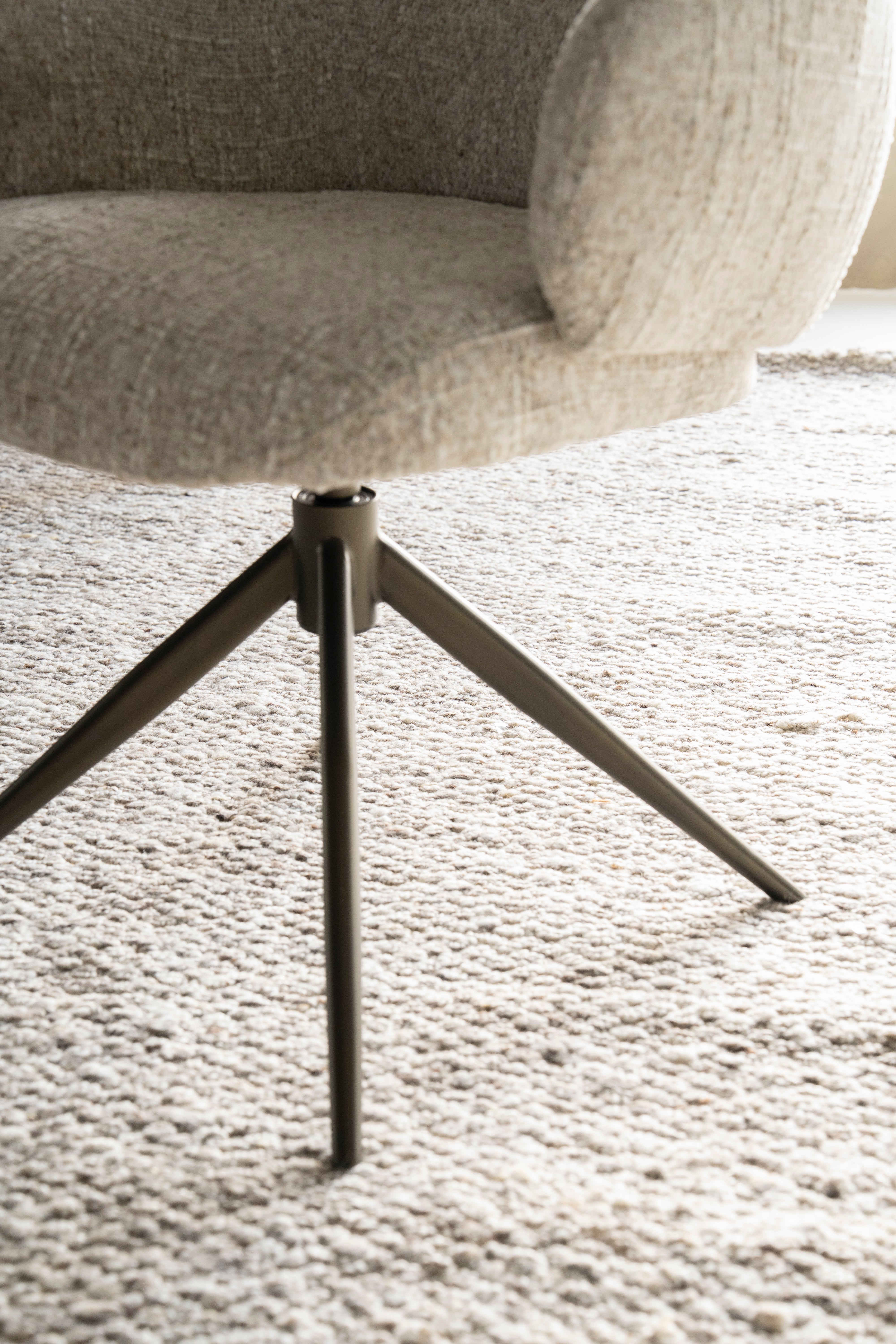 Draaistoel DARCIO beige met een donkerbruine basis