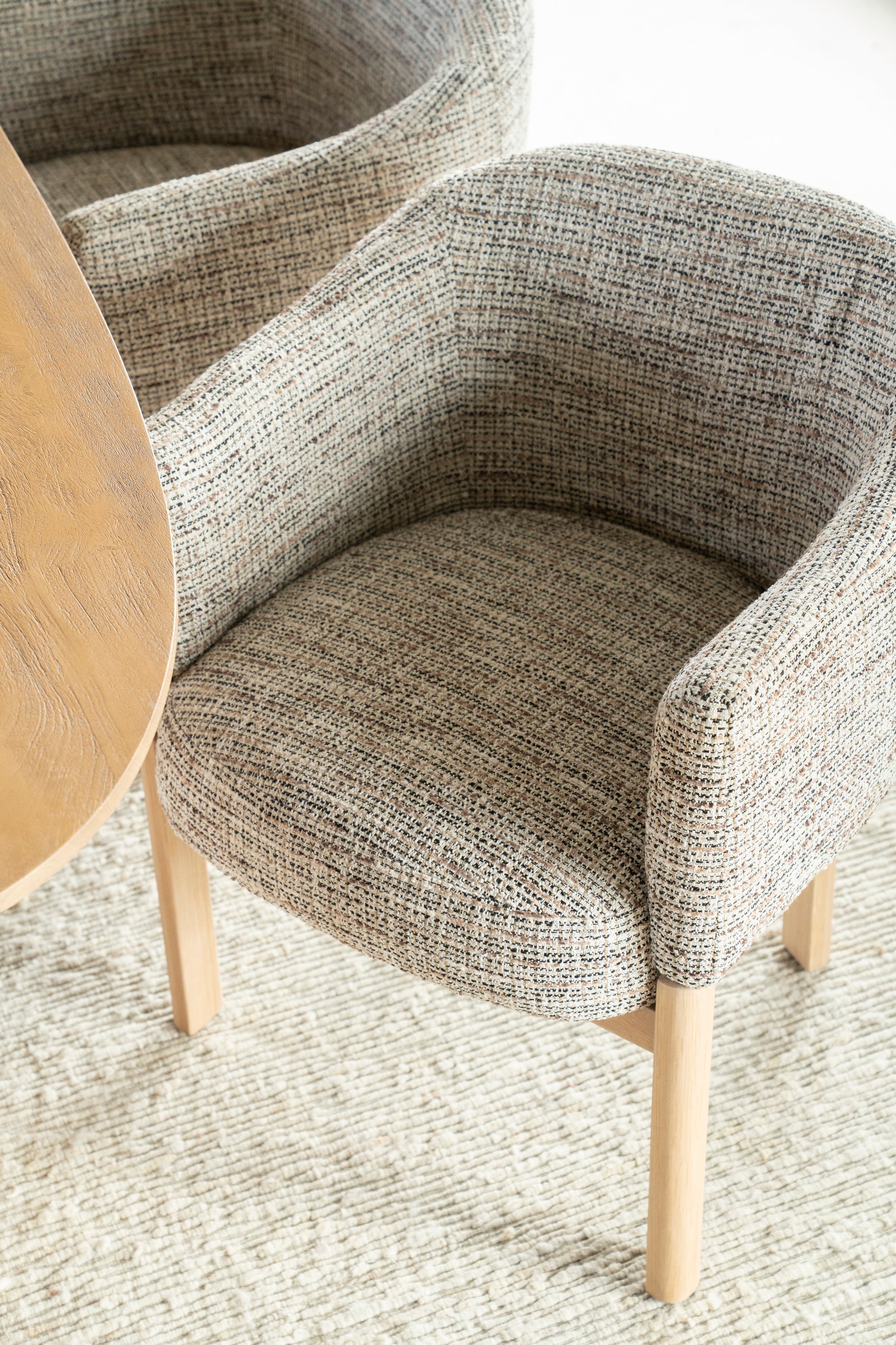 Fauteuil MICHA taupe met eiken basis