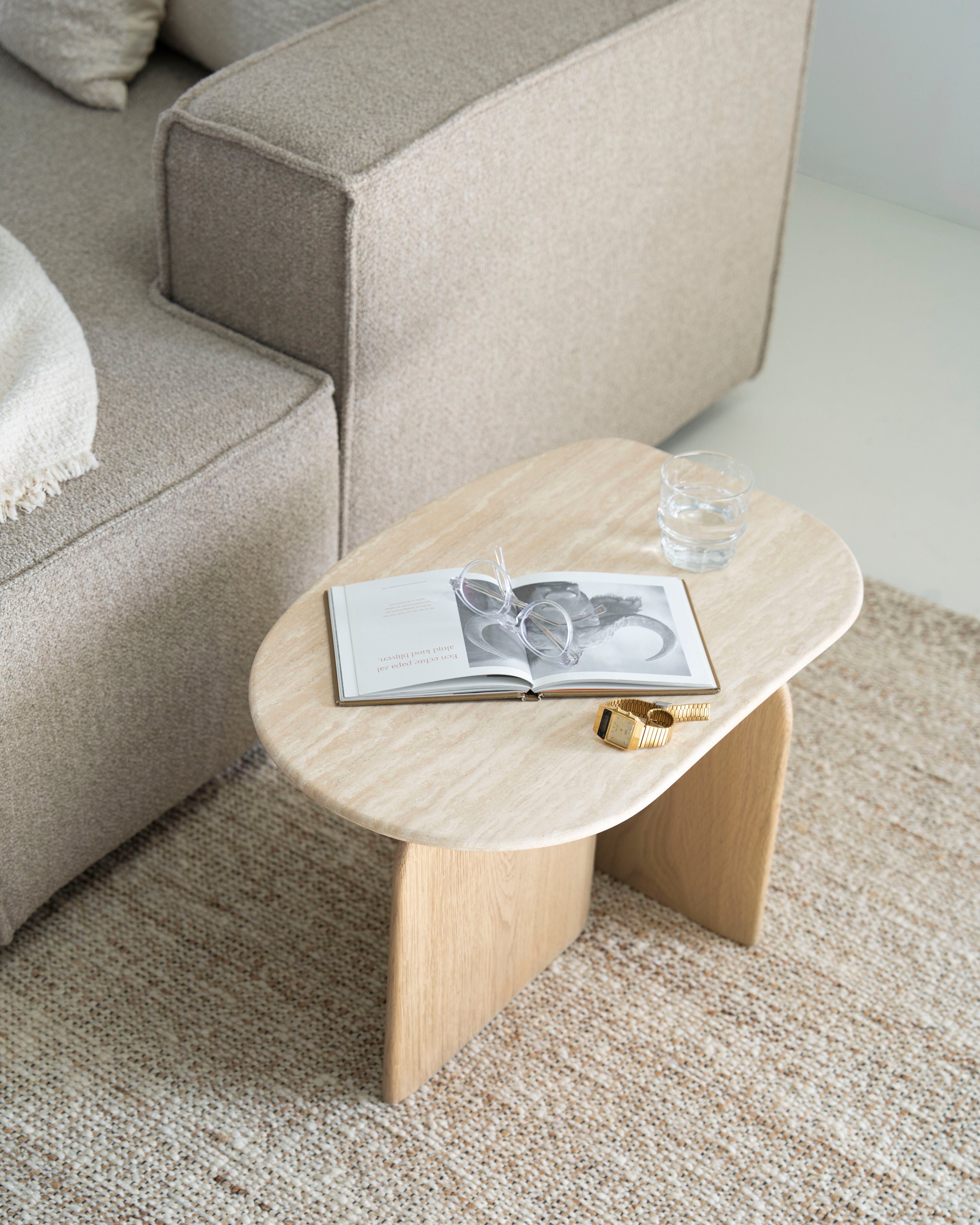 Zijtafel LOVA van travertin met een eiken basis