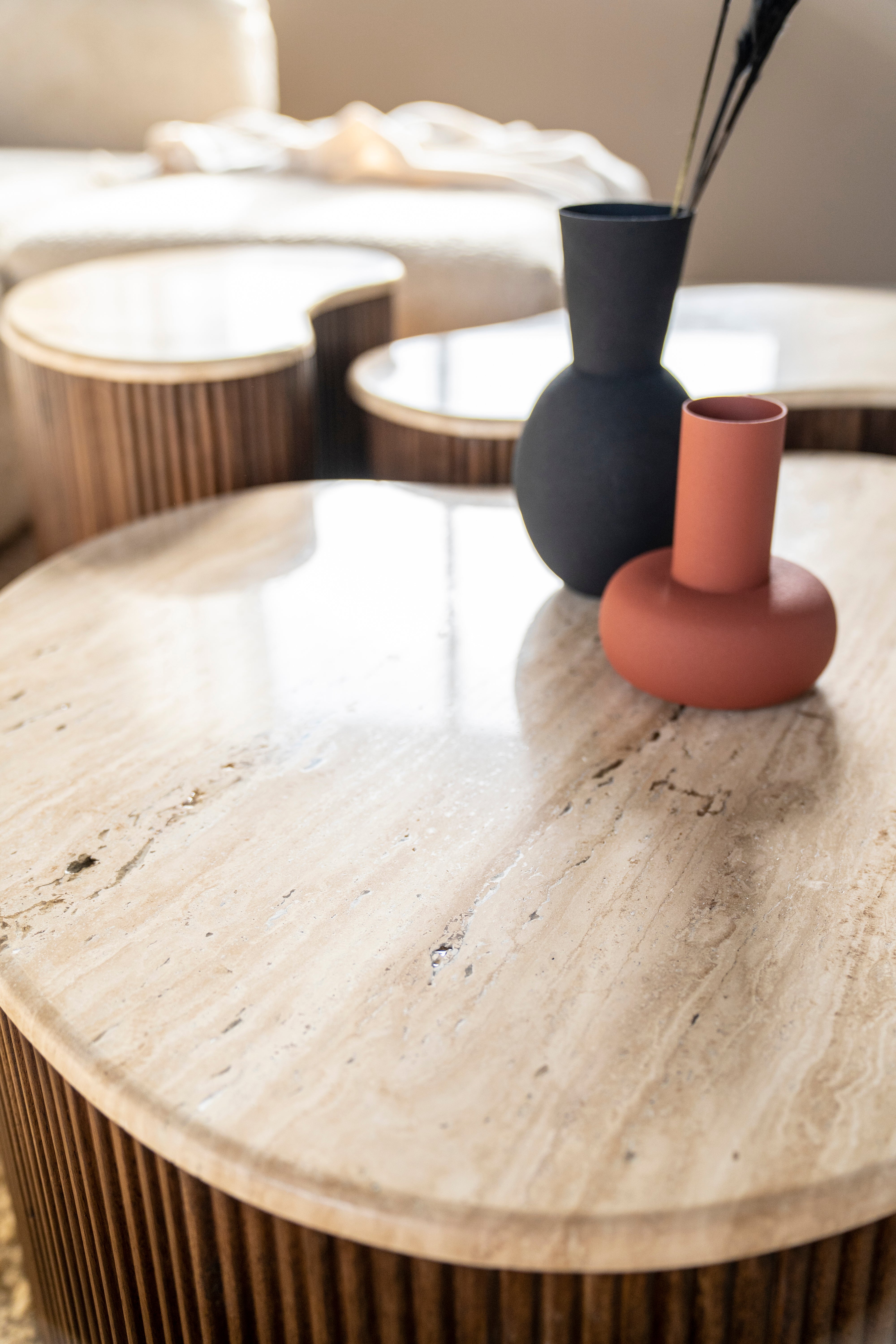 Zijtafel MARI van mango-hout met een travertijn blad