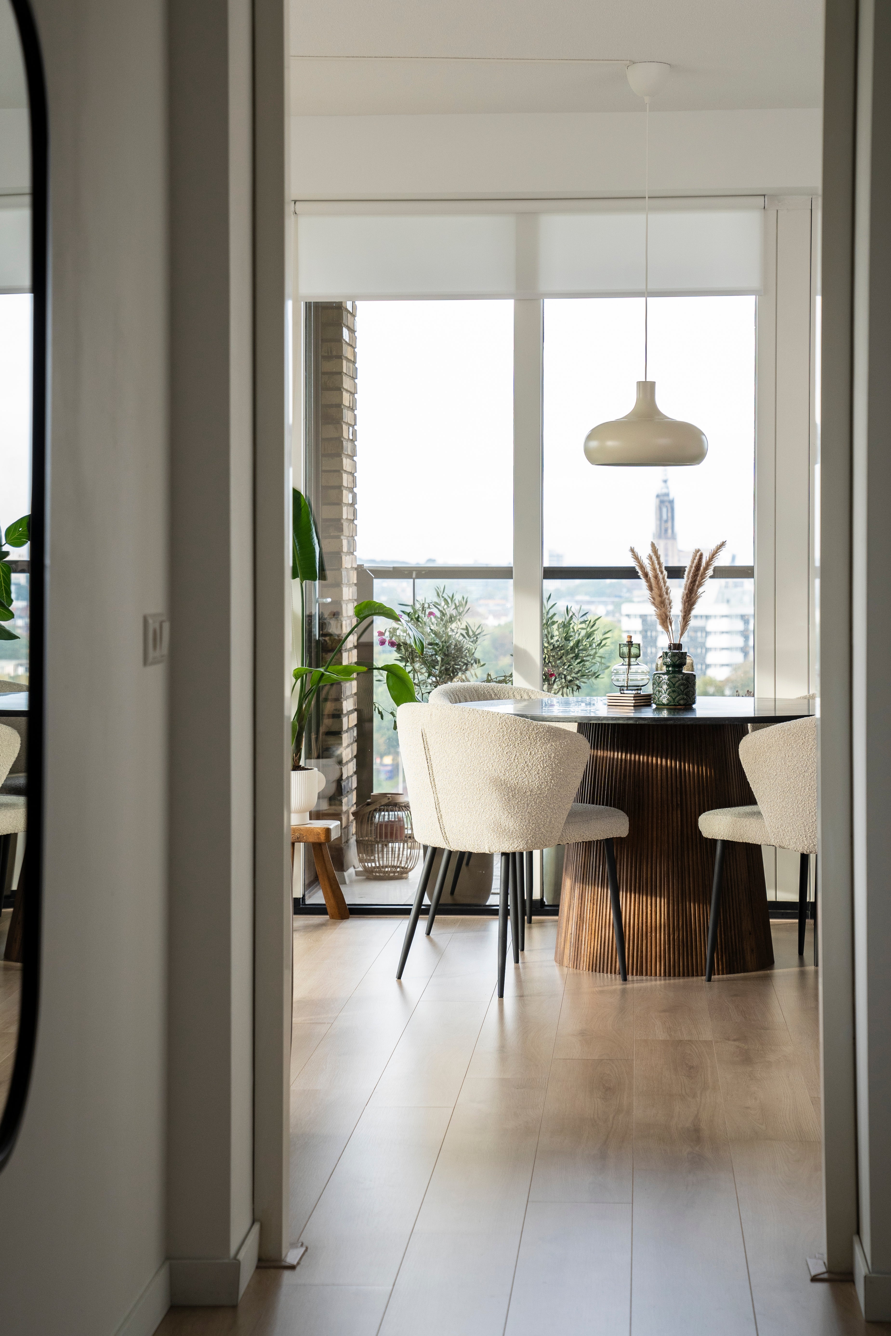 Ronde tafel MAXIM van mango-hout met een marmeren blad