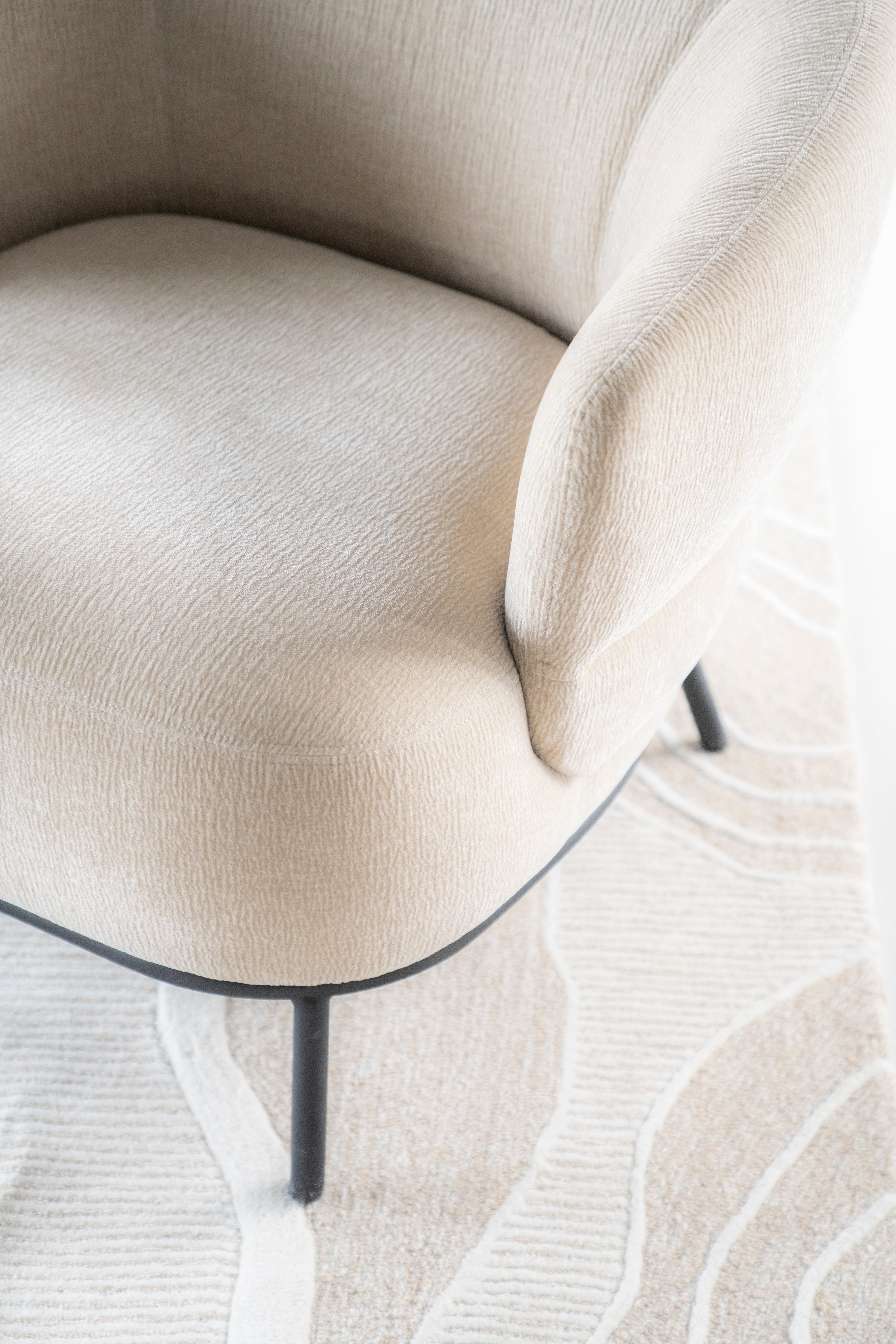 Beige fauteuil DAVID met zwarte basis