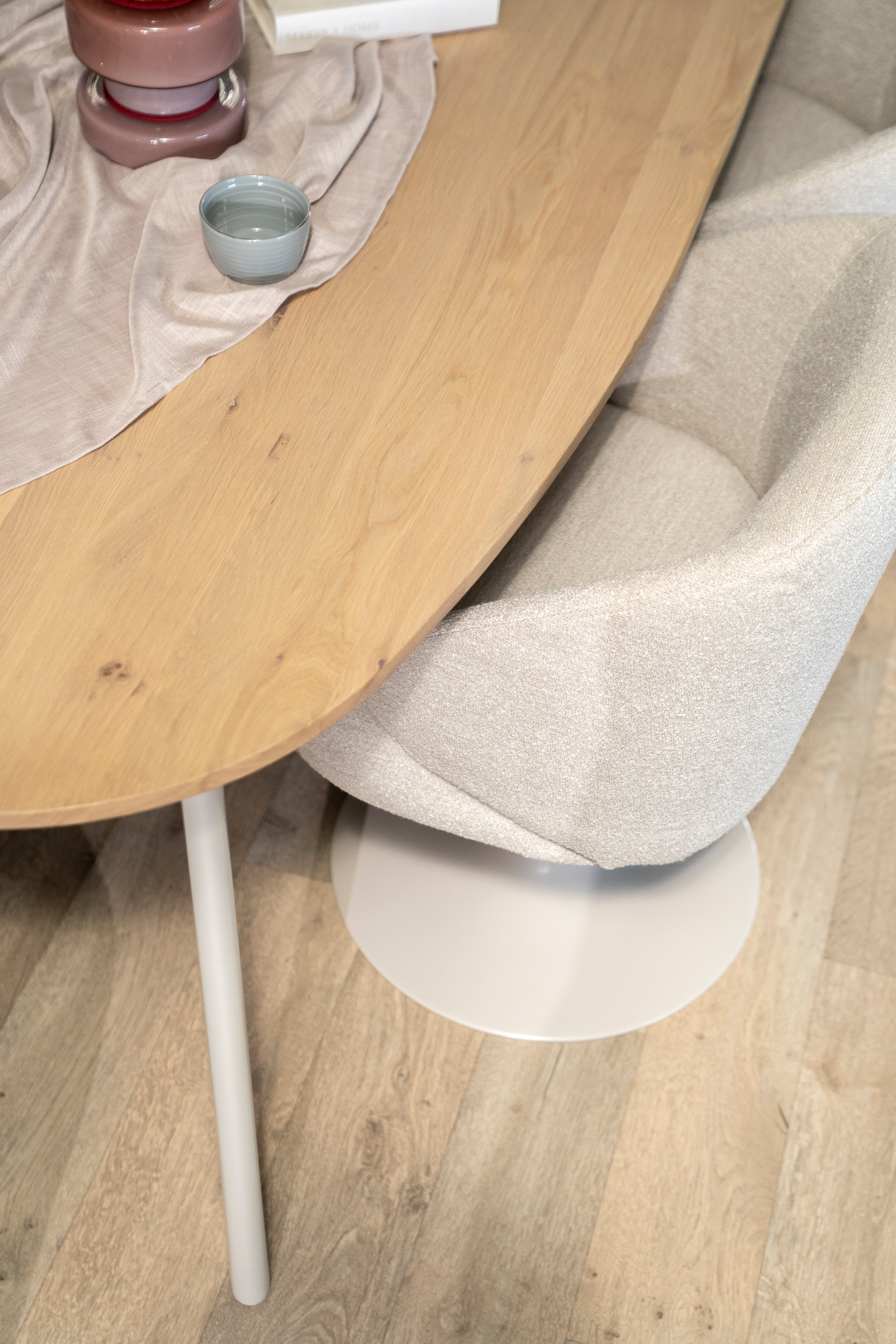 Ovale tafel DION van eikenhout met metalen basis