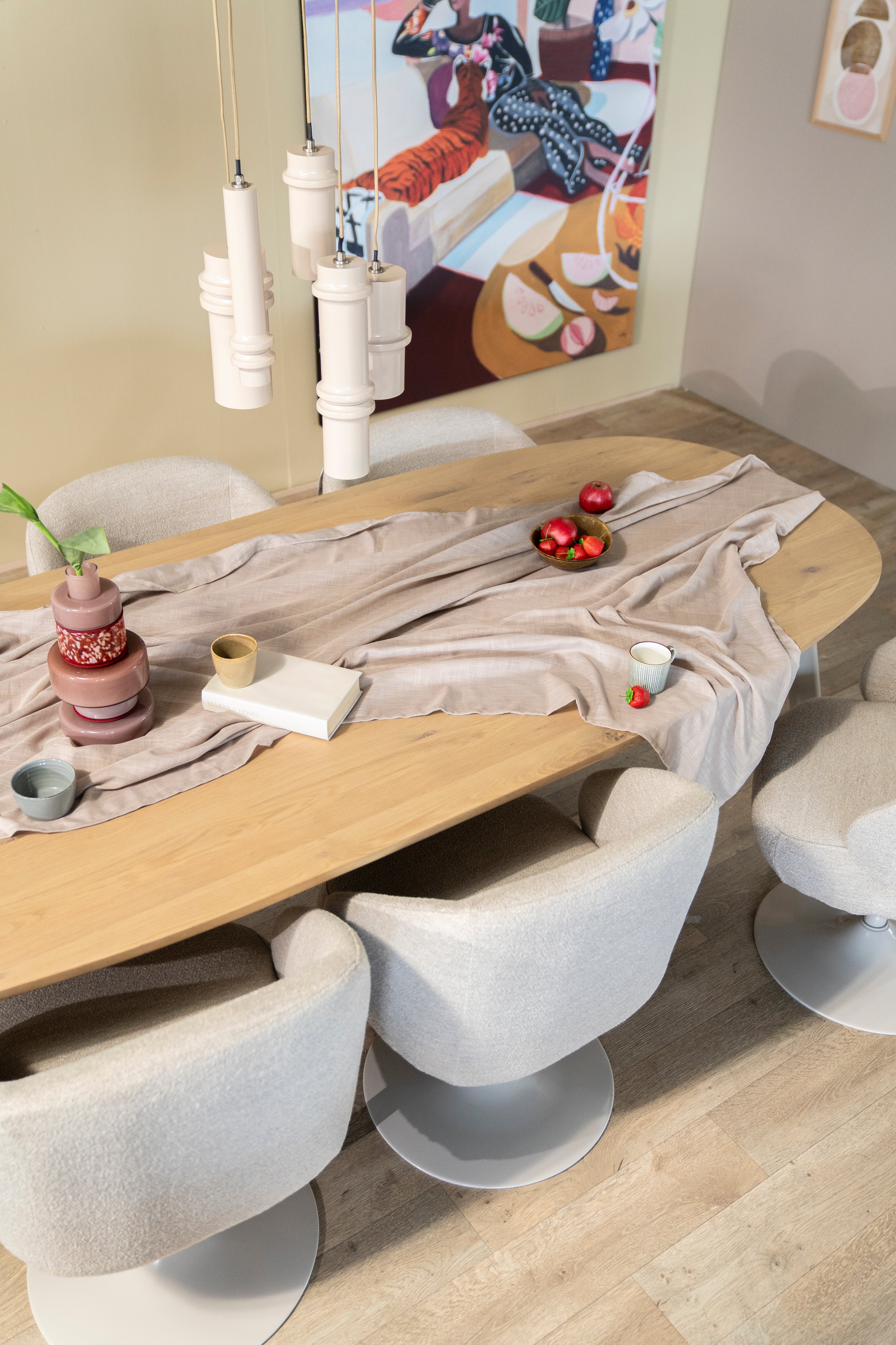 Ovale tafel DION van eikenhout met metalen basis