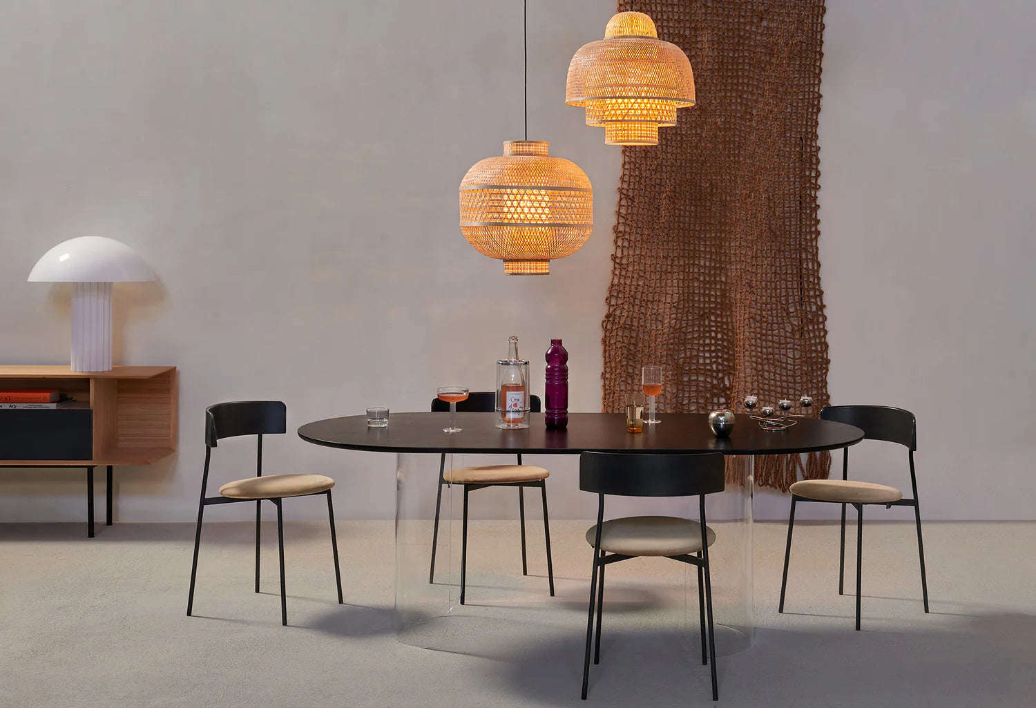 Stoel FRIDAY zwarte zitting met houten rugleuning en beige basis