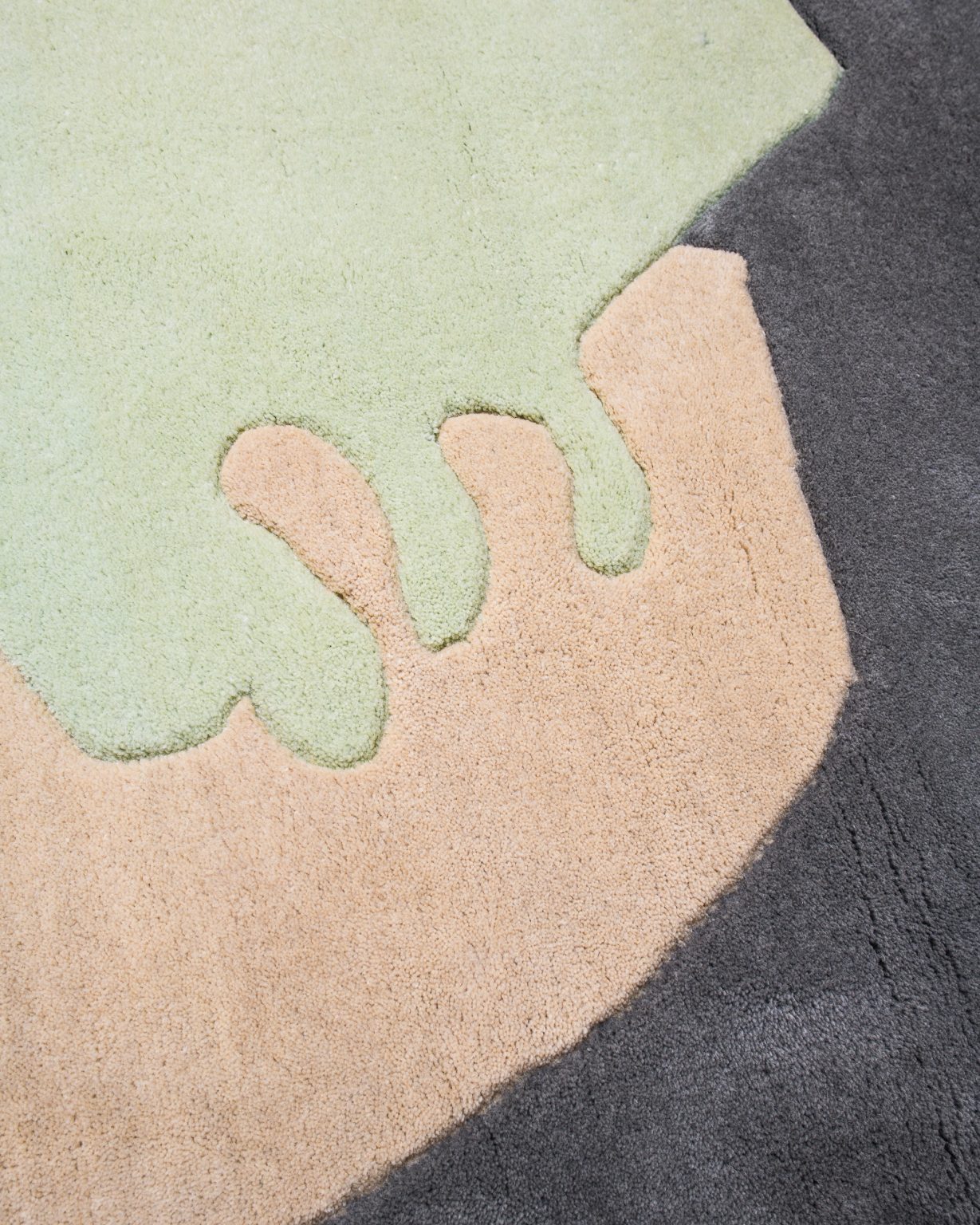 Asymmetrisch decoratief tapijt FUSION groen met grijs