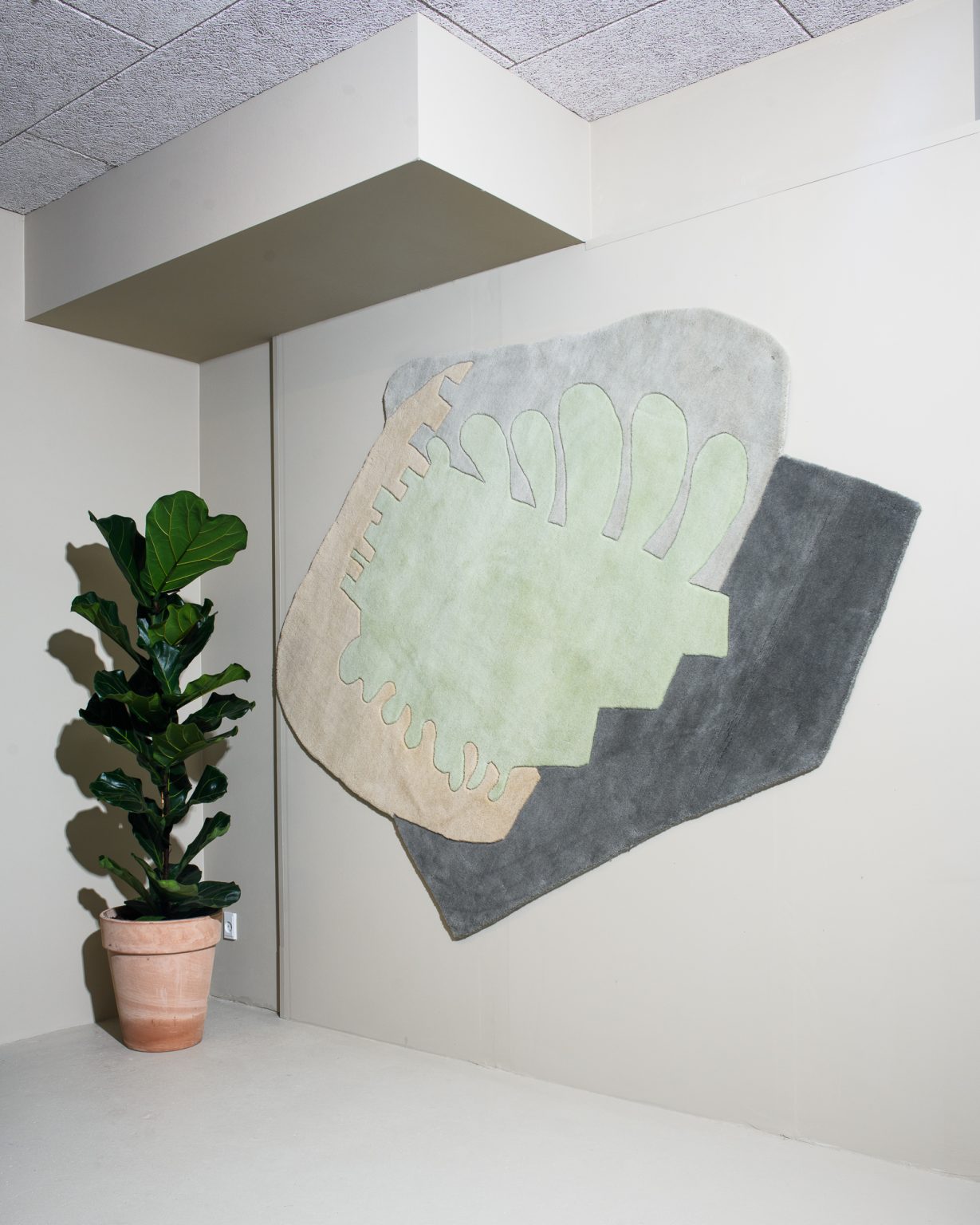 Asymmetrisch decoratief tapijt FUSION groen met grijs