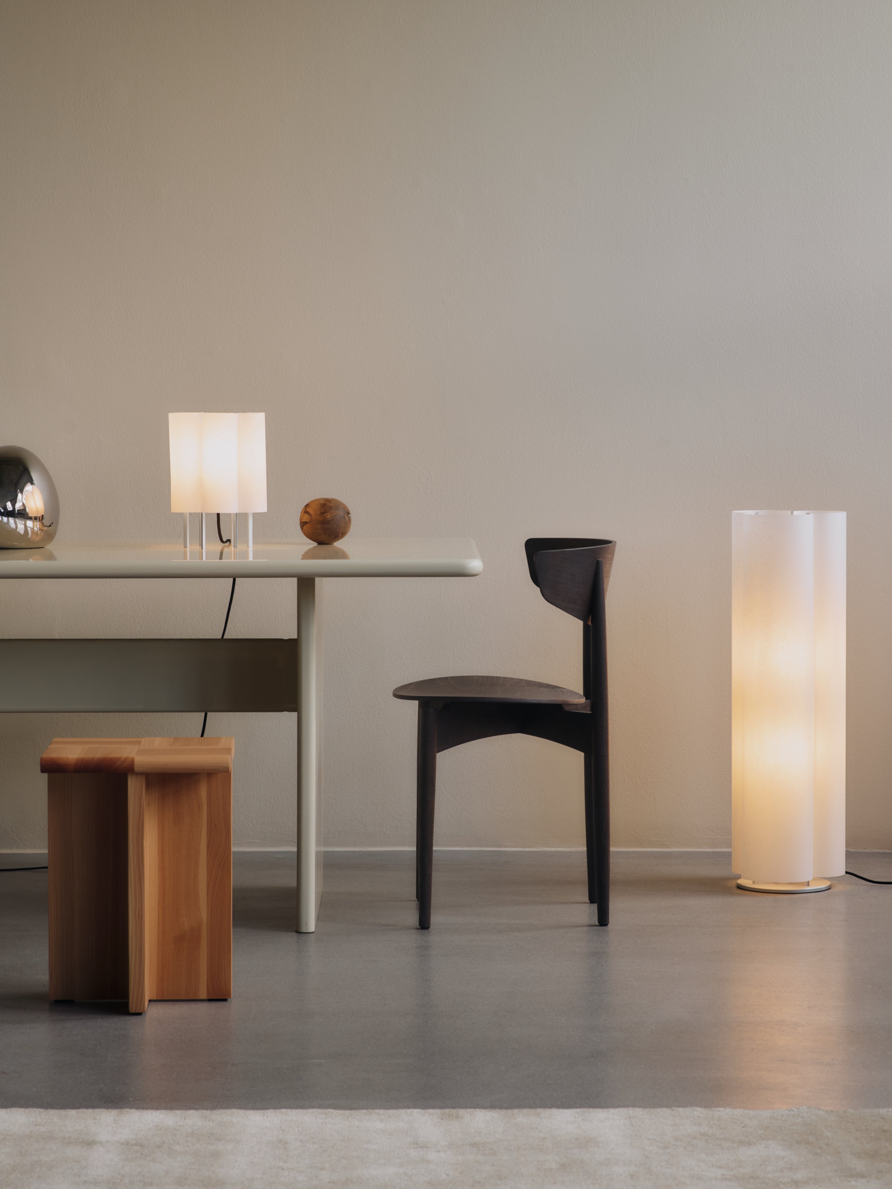 BOE white table lamp