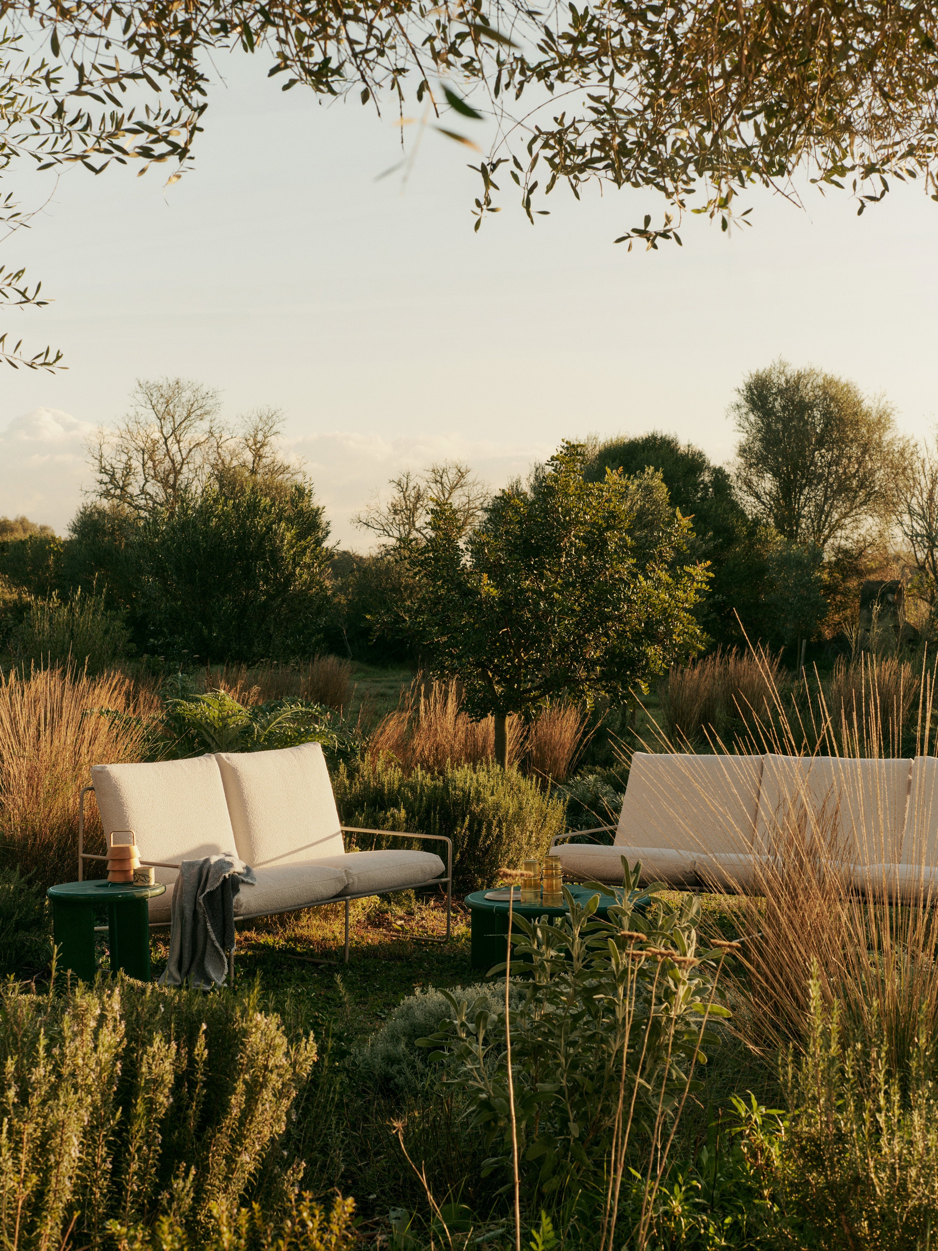 Tweedelige buitenbank DESERT gebroken wit boucle met beige basis