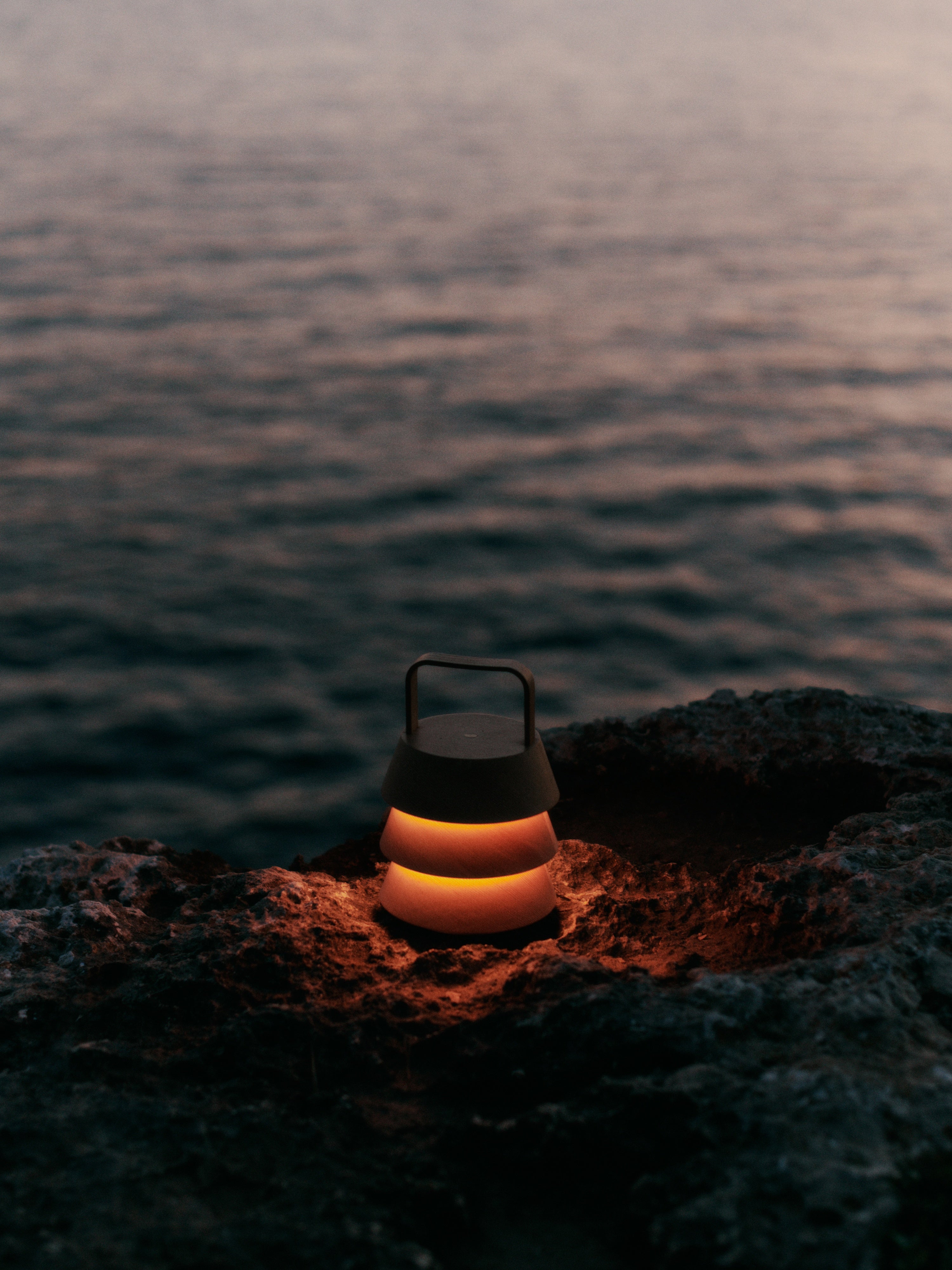 Draagbare buiten tafellamp LUVER lite van douglas hout