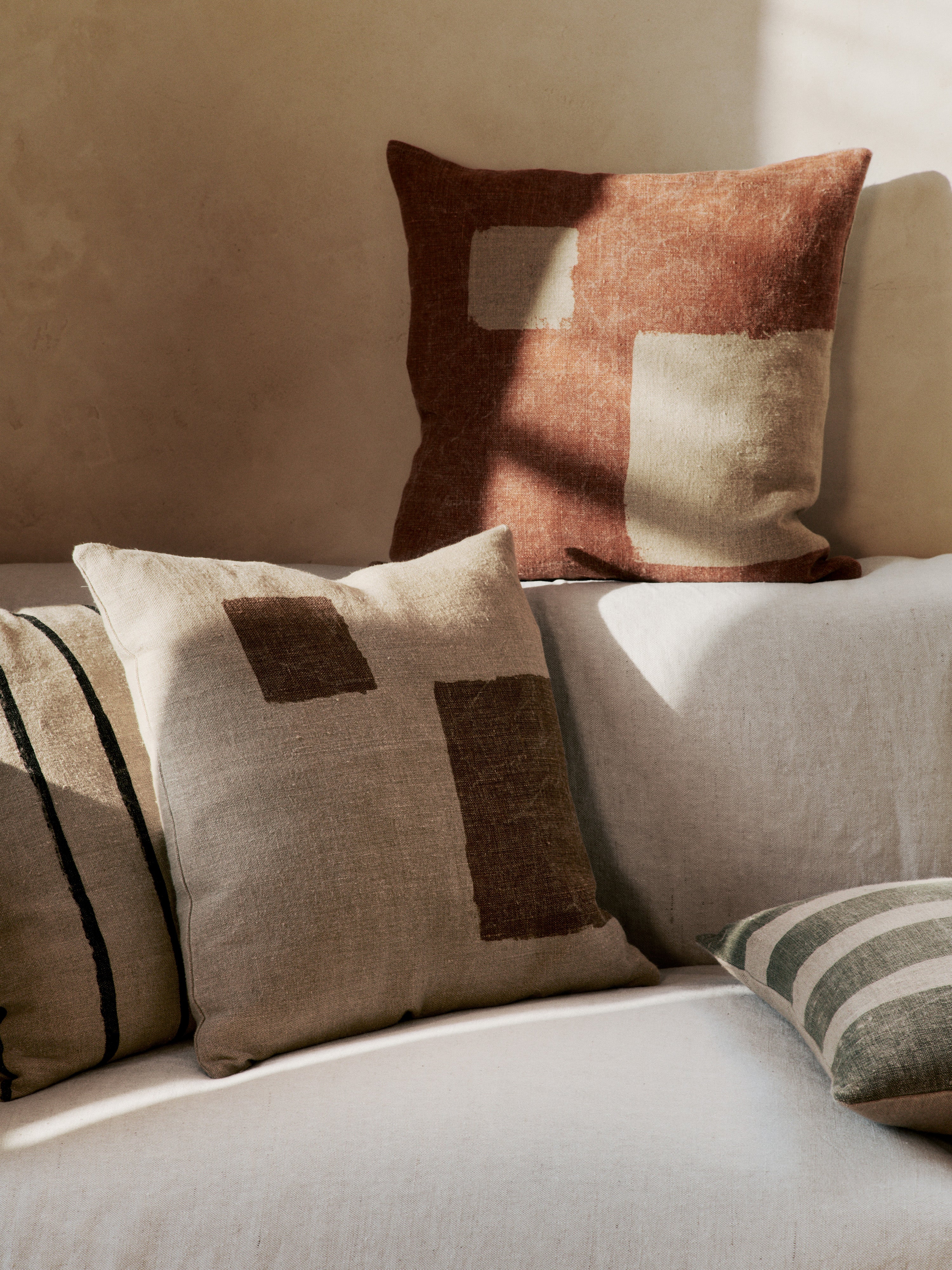 Decoratieve kussen OLEO beige met bruin