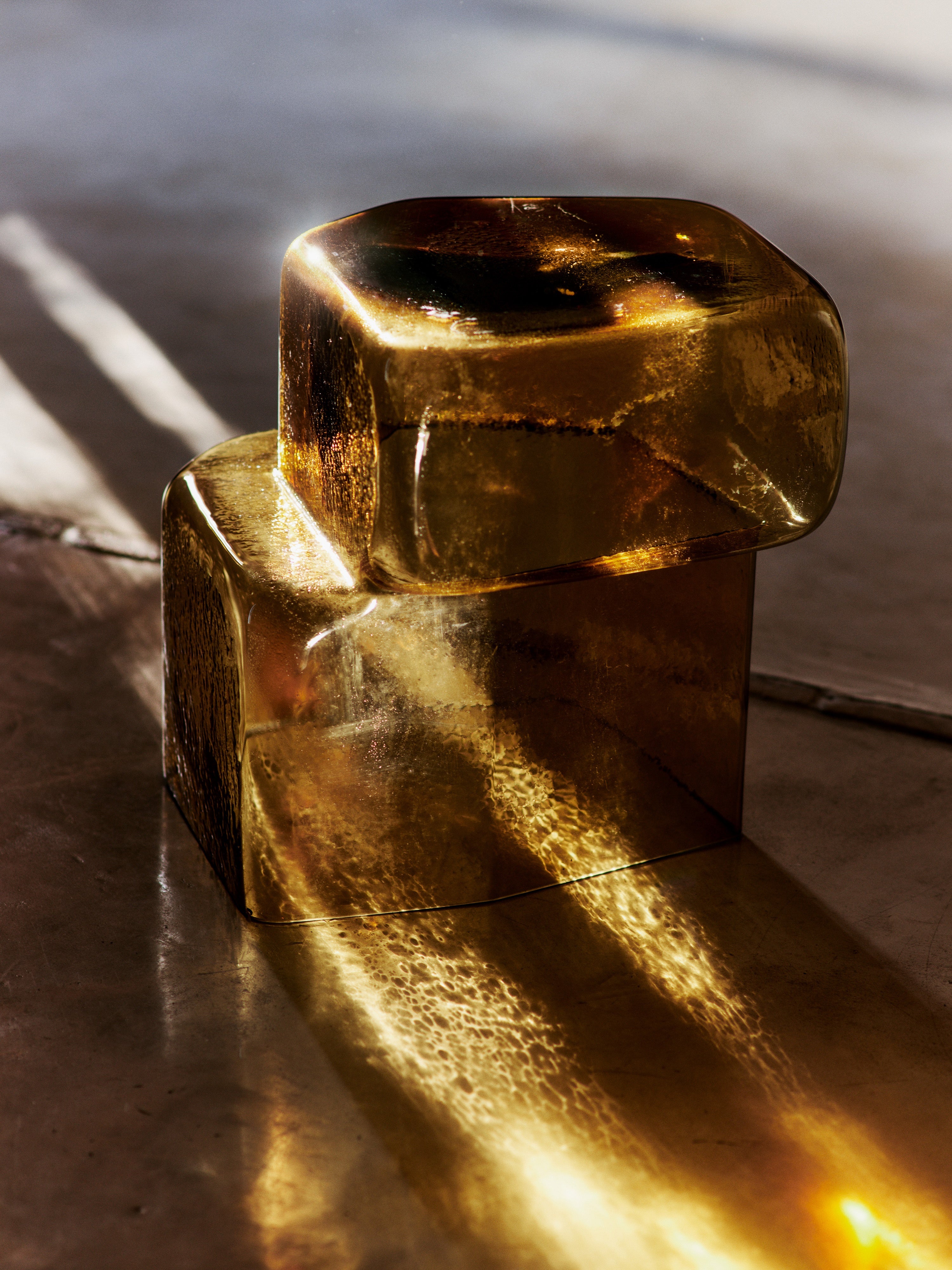Amberkleurige glazen tafel OSCIL