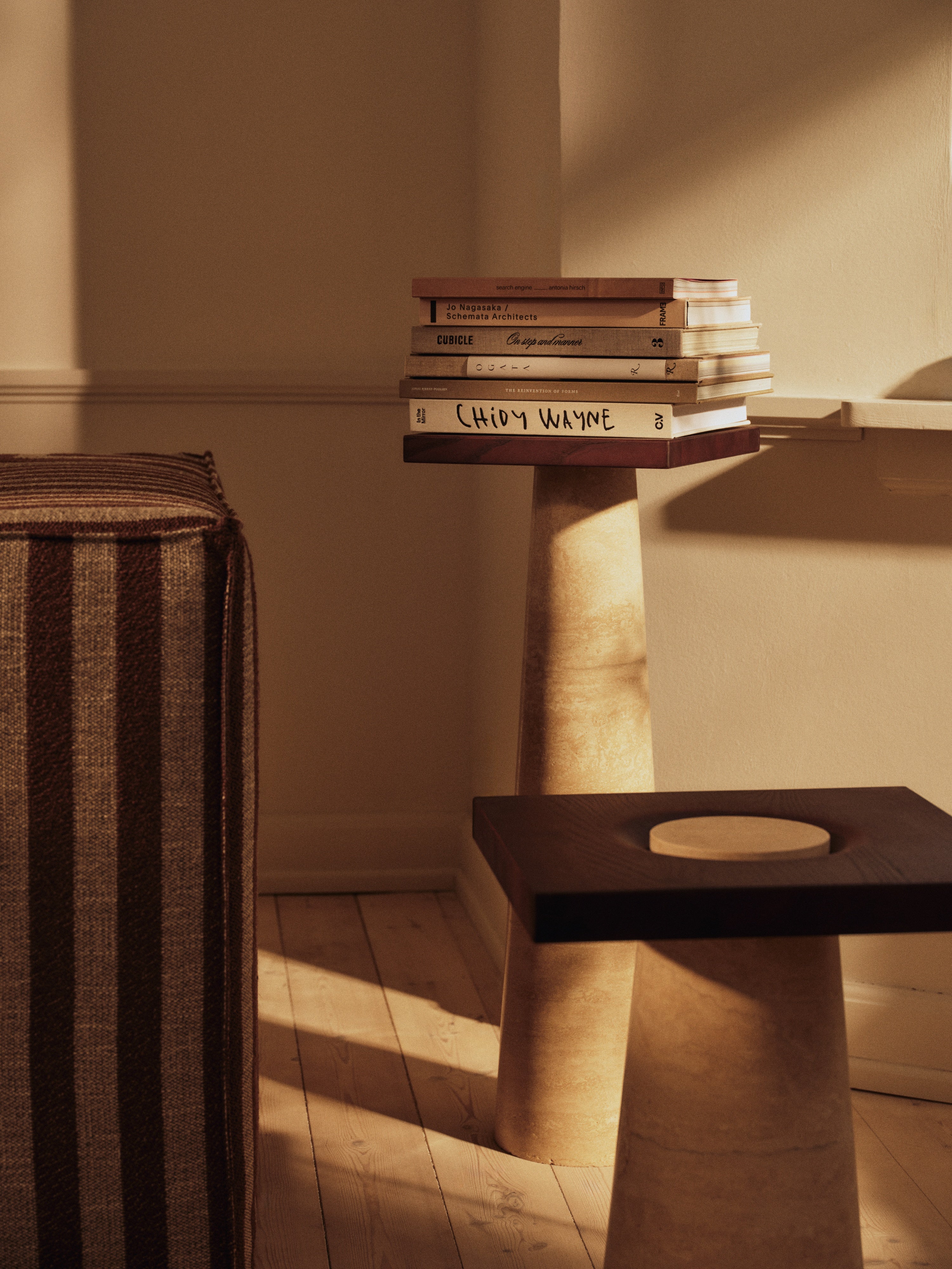 Zijtafel GROVA met essenhouten blad en travertijn