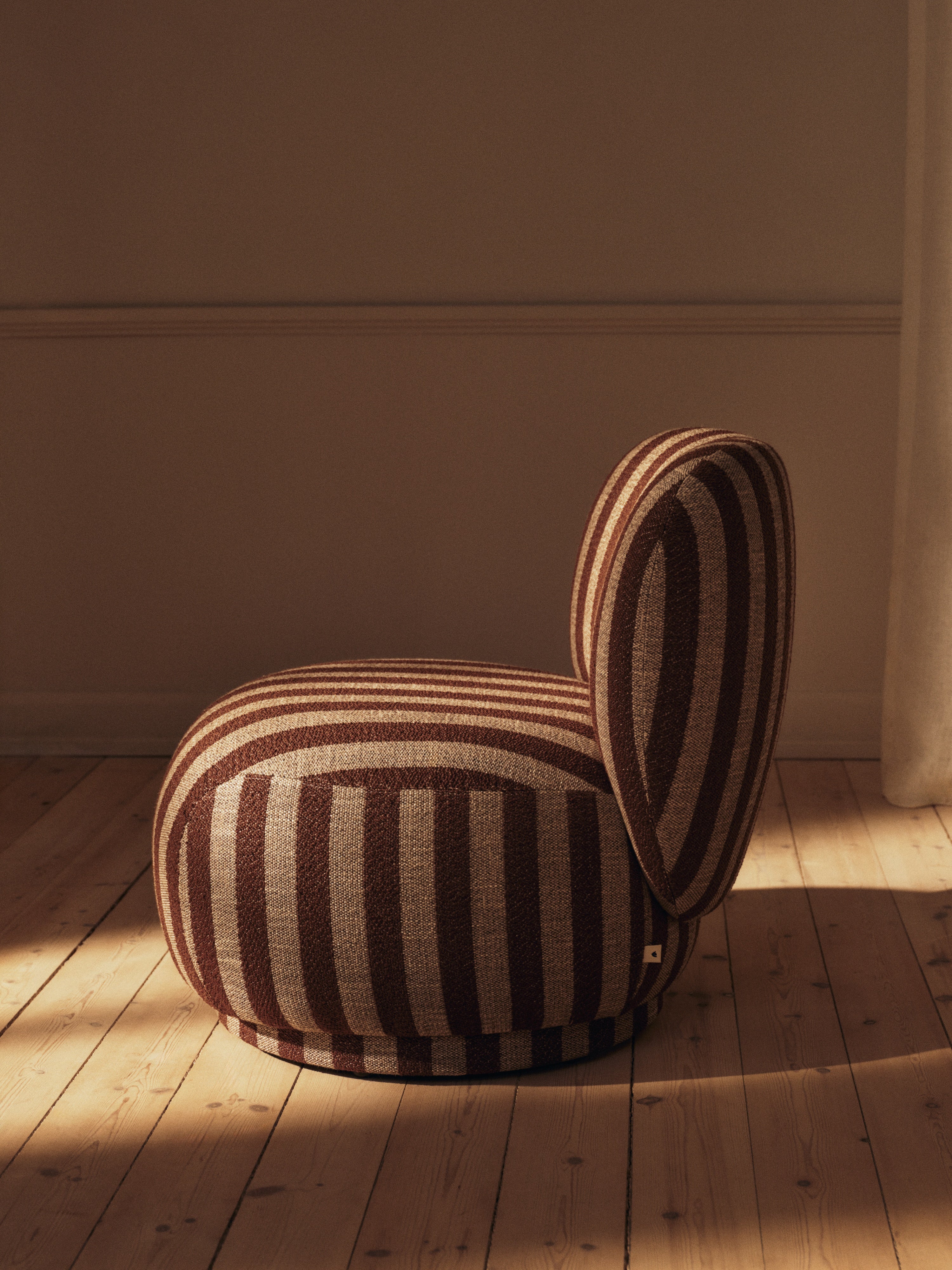 Drehstuhl RICO PICCOLO LOUNGE Louisiana schokoladenbraun mit sandfarbenem Bezug