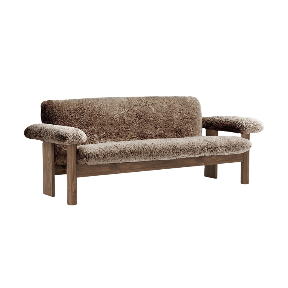 Sofa BRASILIA bruin schapenleer met een notenhouten basis