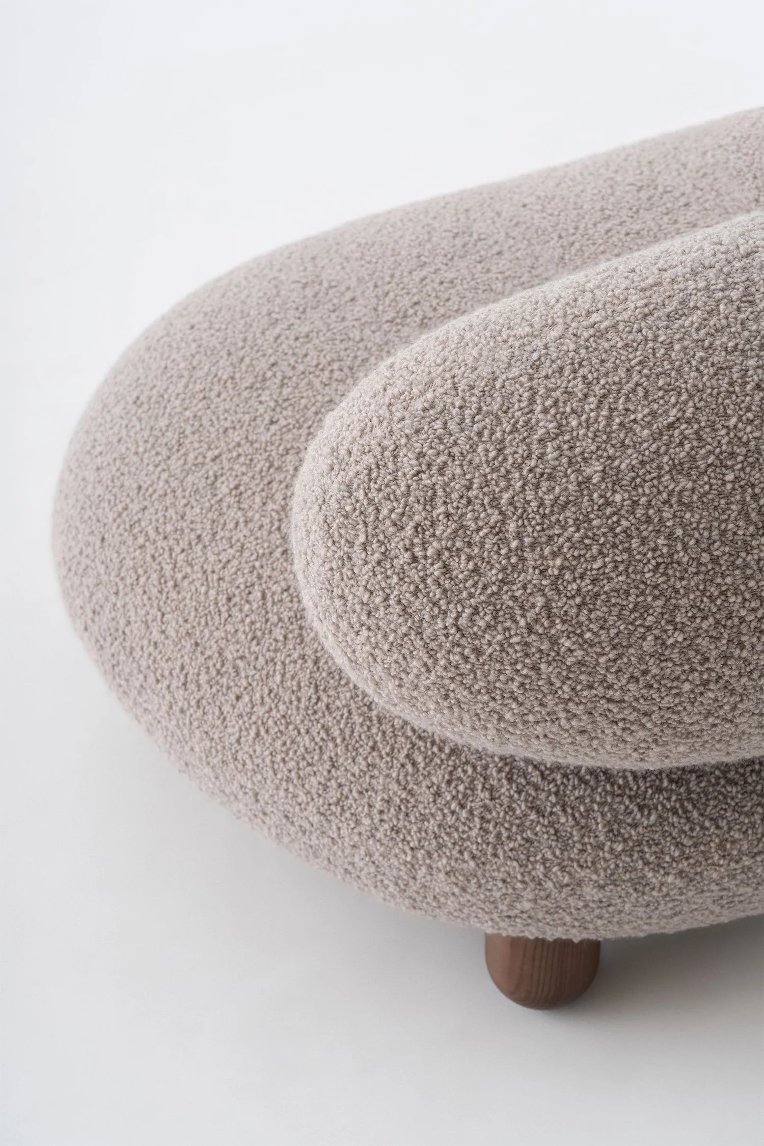 Bank FLOCK gestoffeerd met houten basis