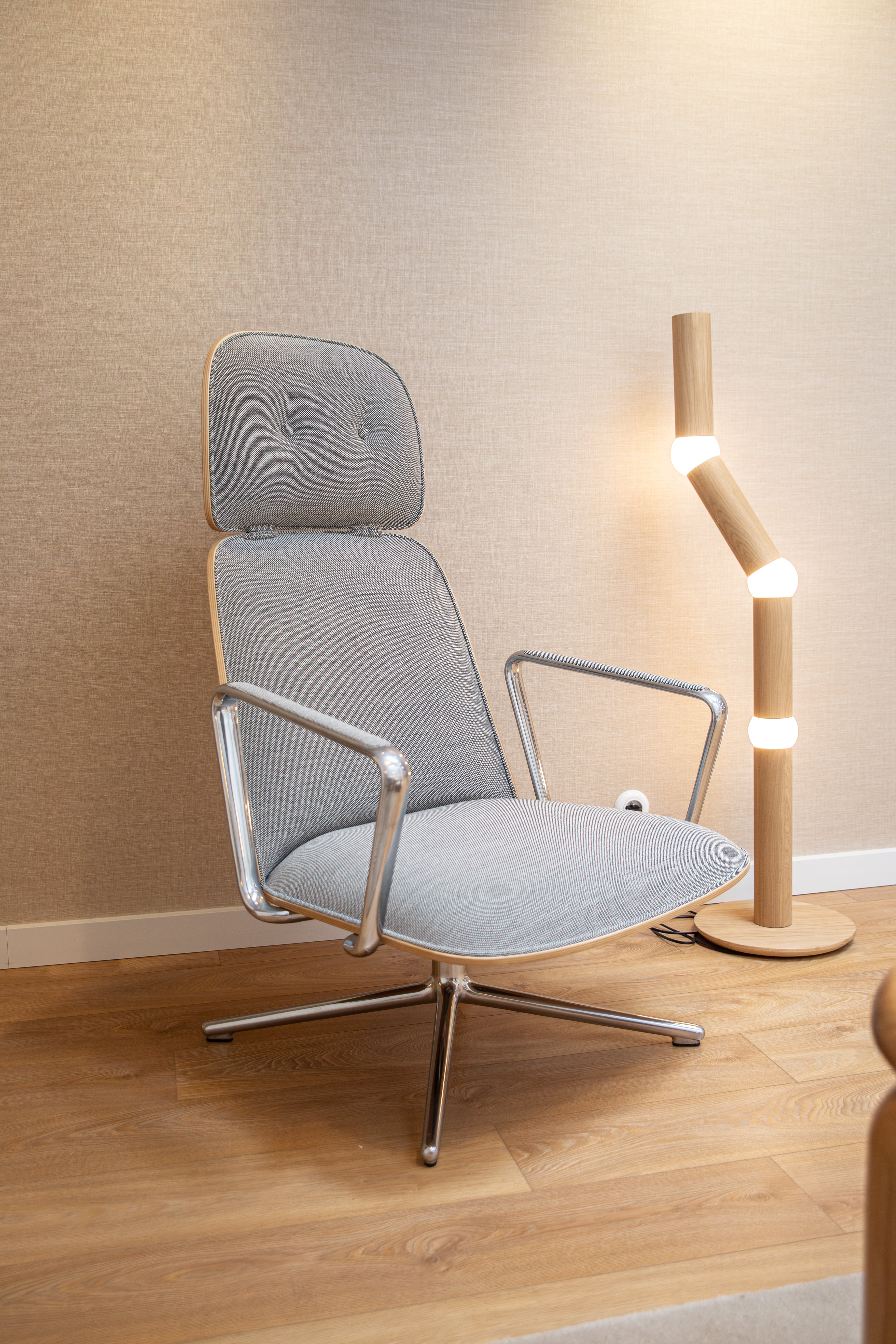 PAD HIGH SWIVEL Armchair with Aluminum Base - Display Model