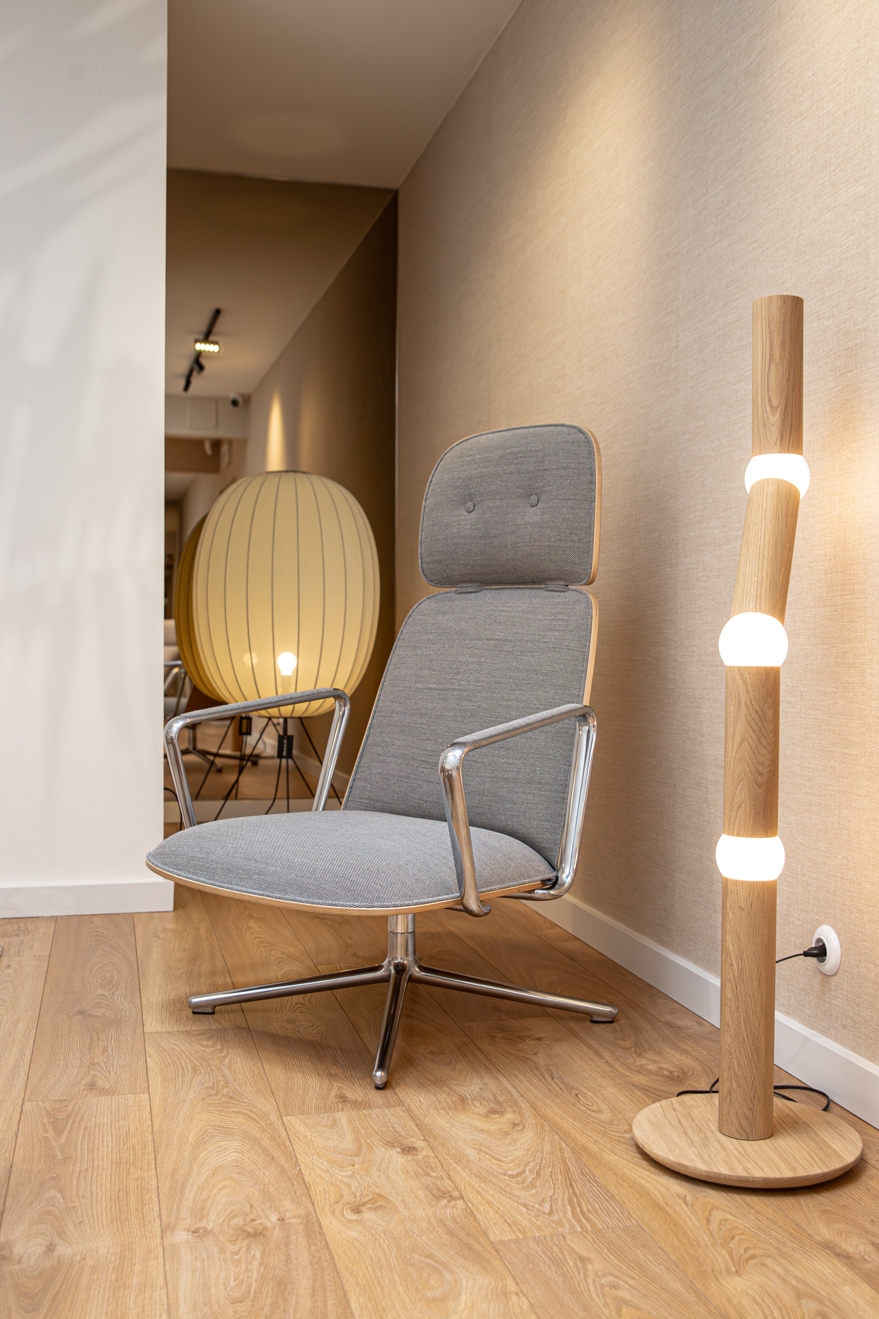 PAD HIGH SWIVEL Armchair with Aluminum Base - Display Model