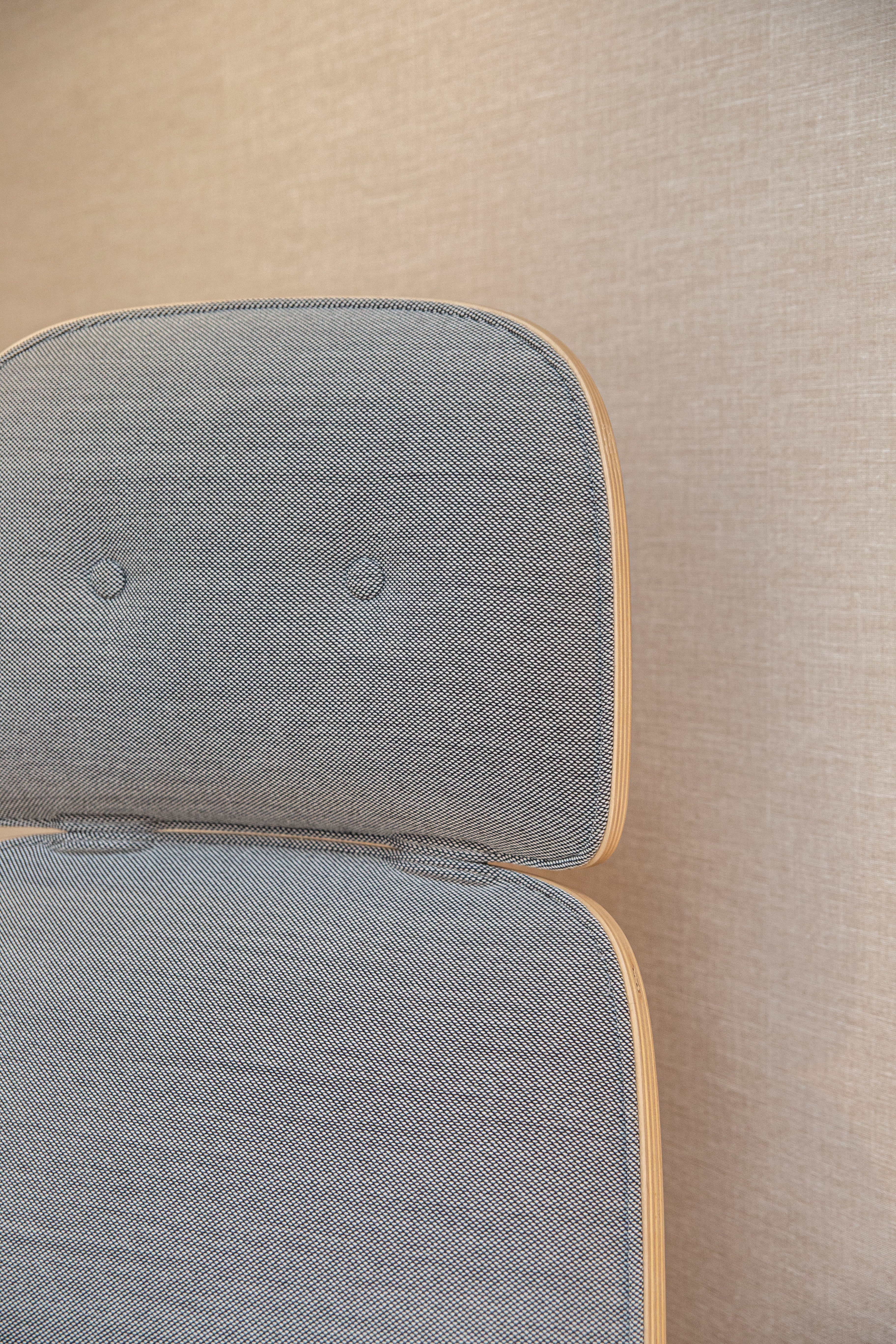 PAD HIGH SWIVEL Armchair with Aluminum Base - Display Model