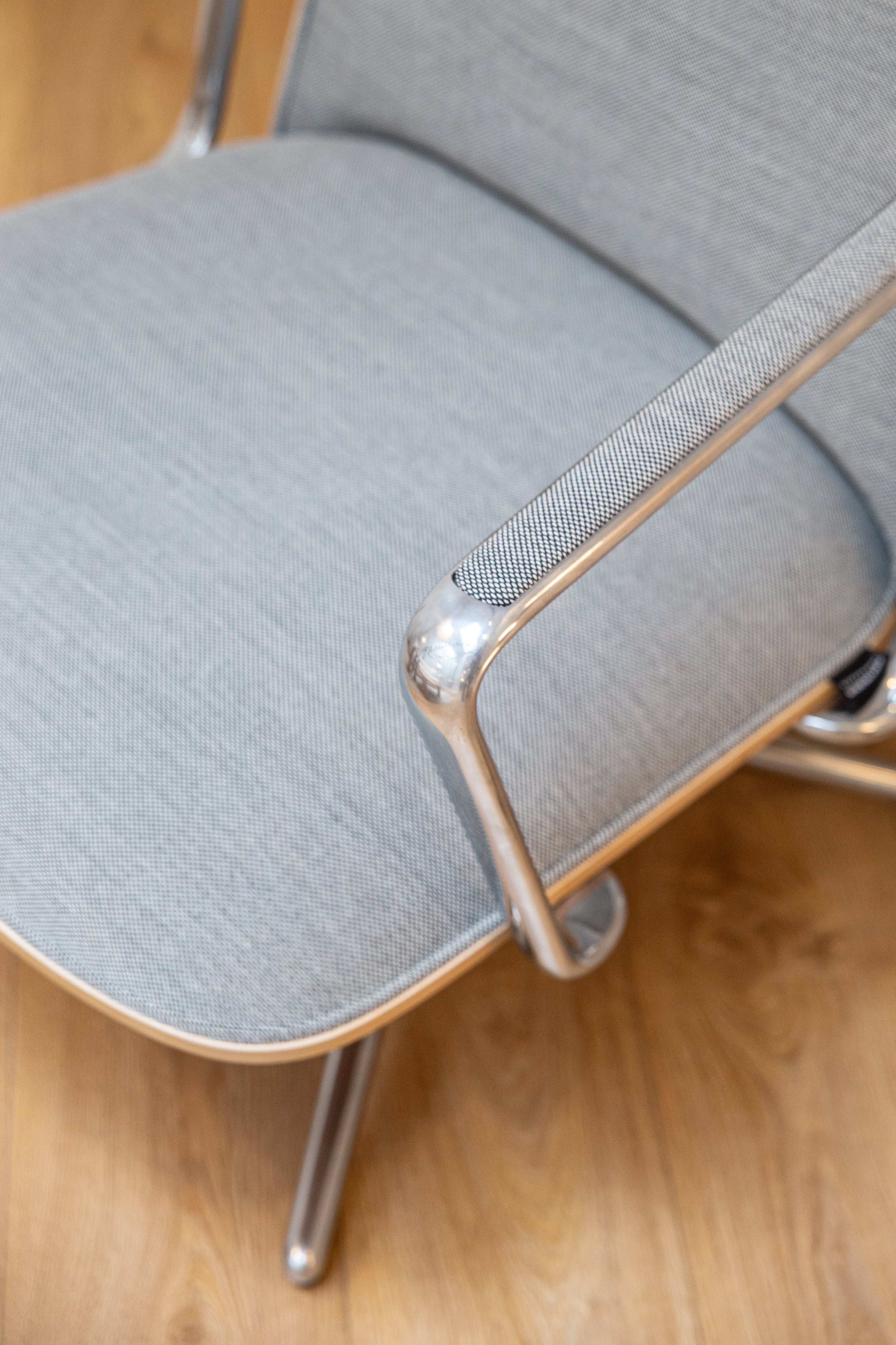 PAD HIGH SWIVEL Armchair with Aluminum Base - Display Model