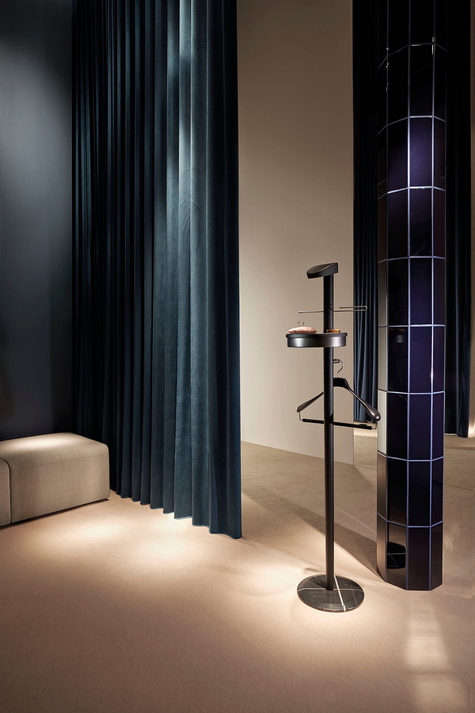 Garderobe GALAN M aus schwarzem Eschenholz mit schwarzem Marmor und graphitfarbener Oberfläche