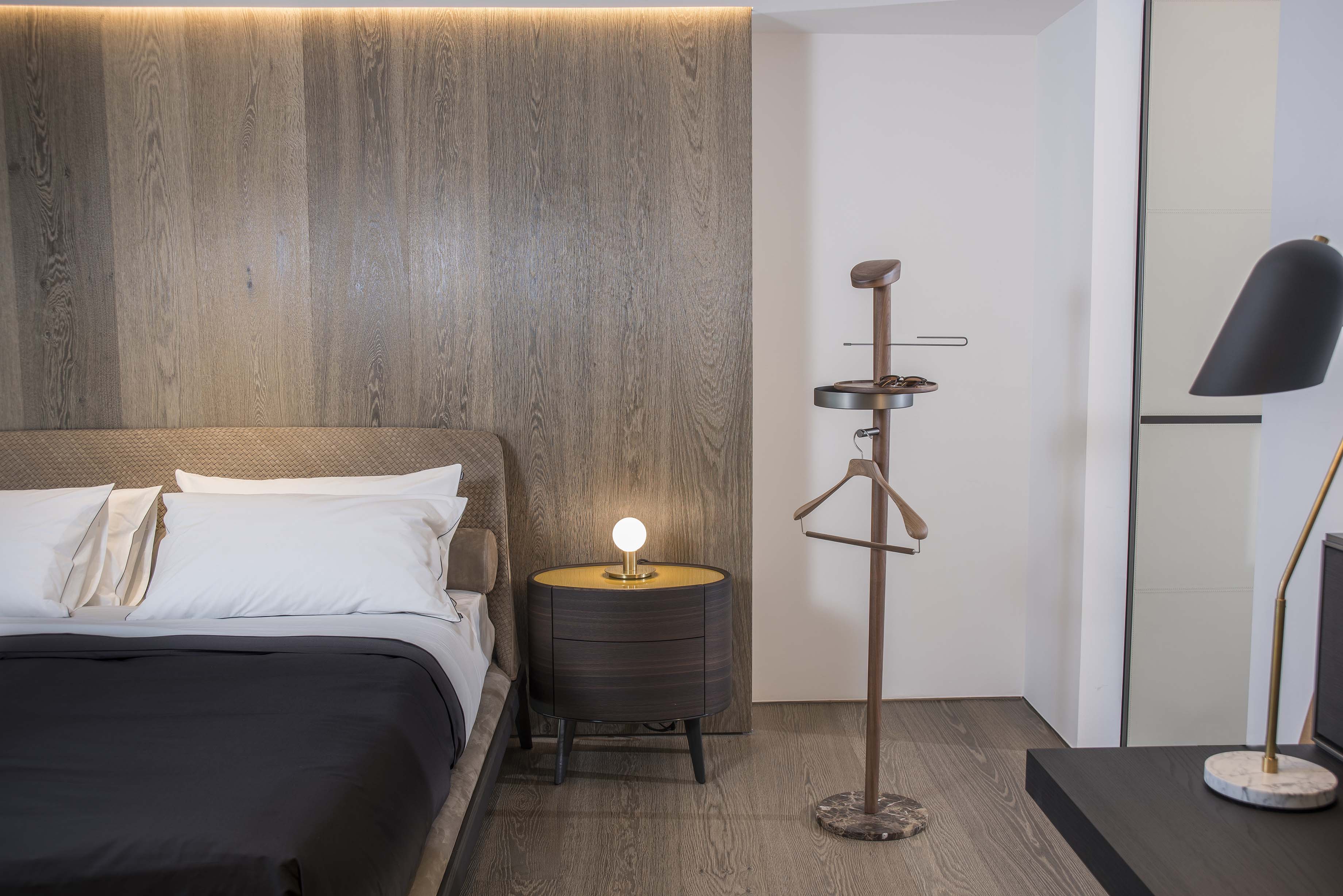 Kapstok GALAN M notenhout met bruine marmer en grafietafwerking