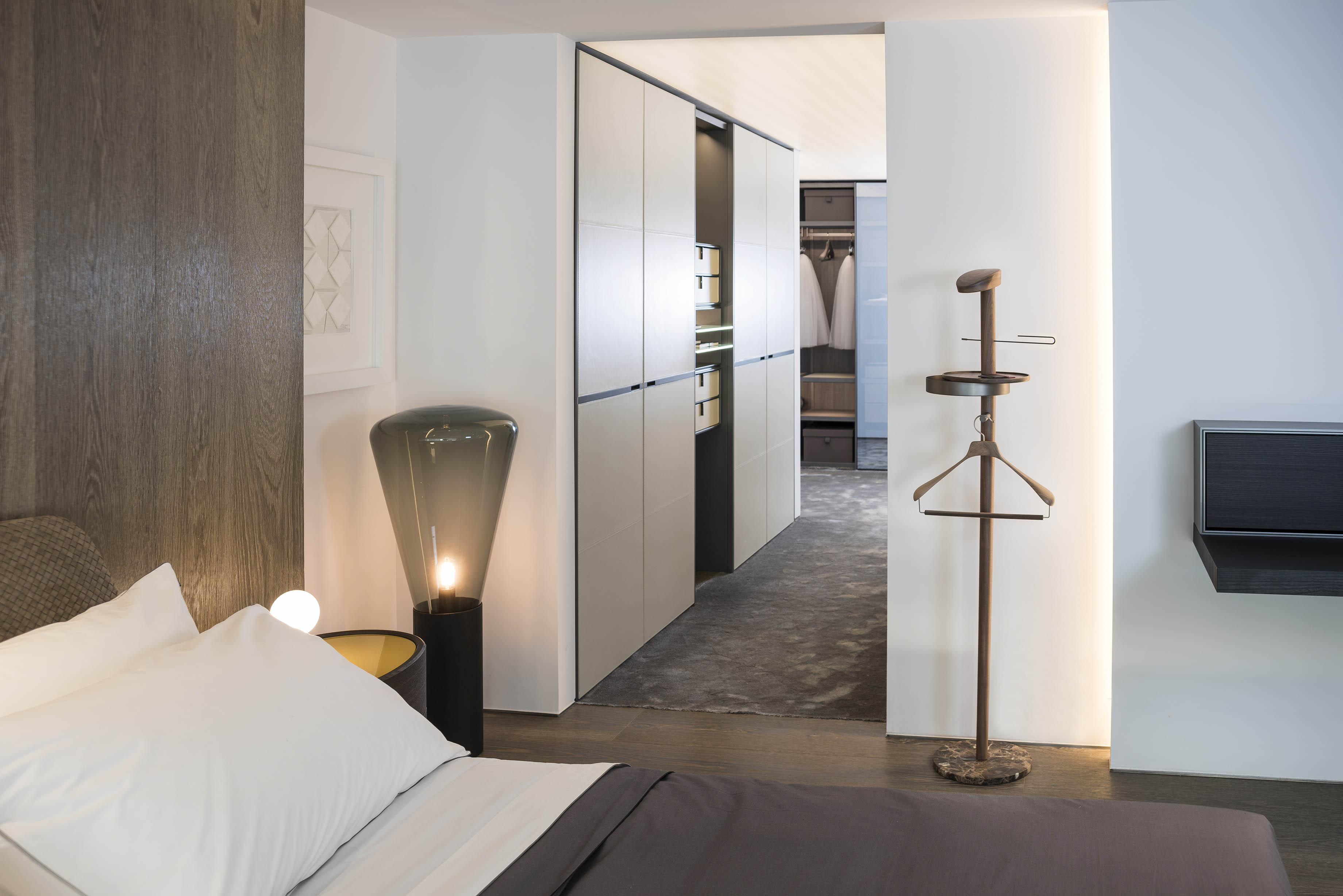 Kapstok GALAN M notenhout met bruine marmer en grafietafwerking