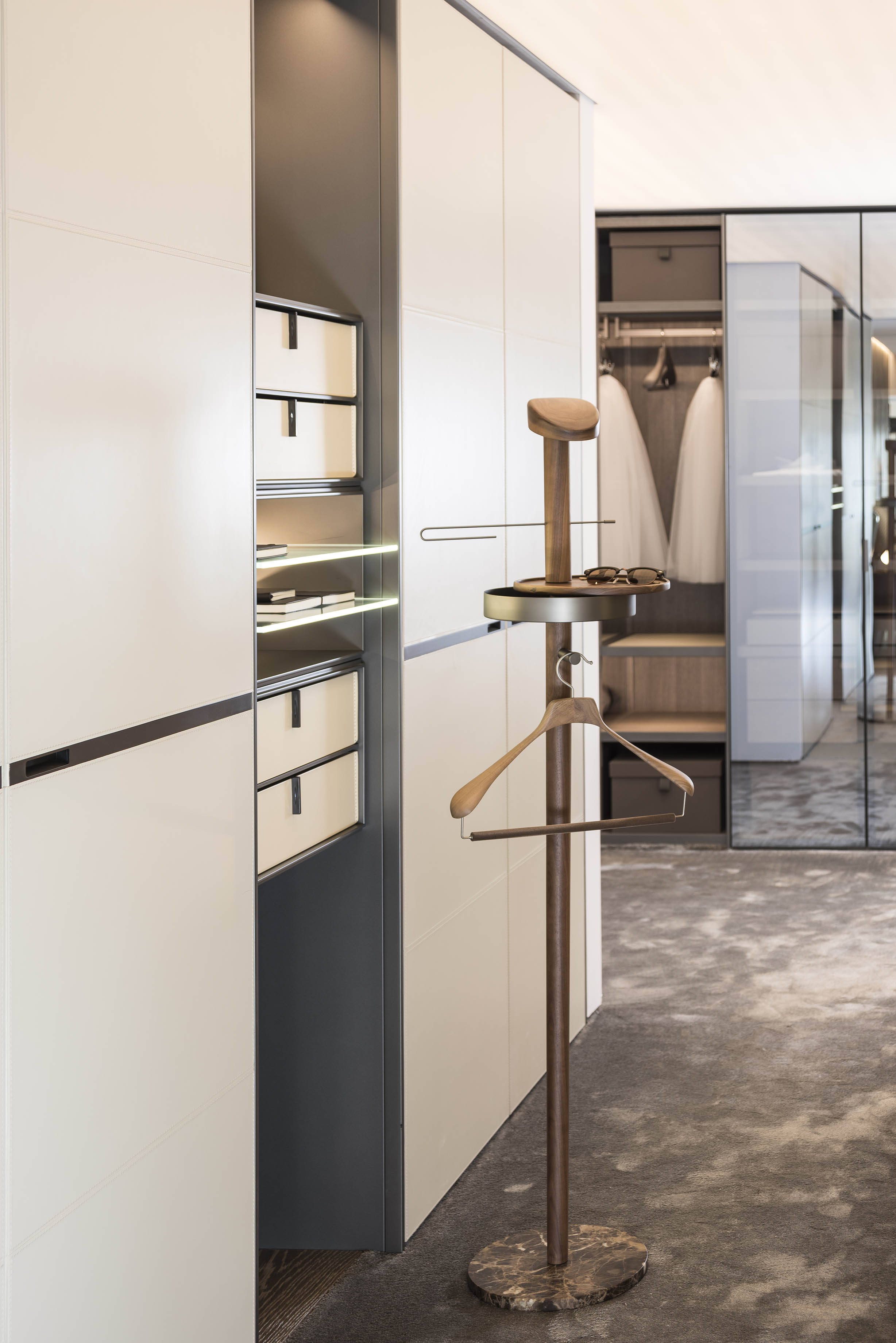 Kapstok GALAN M notenhout met bruine marmer en grafietafwerking