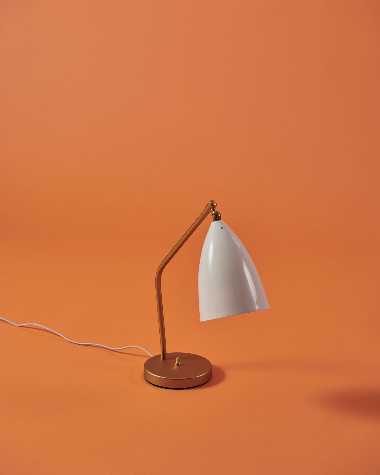 Tischlampe GRÄSHOPPA mit weißem Schirm und goldenem Fuß