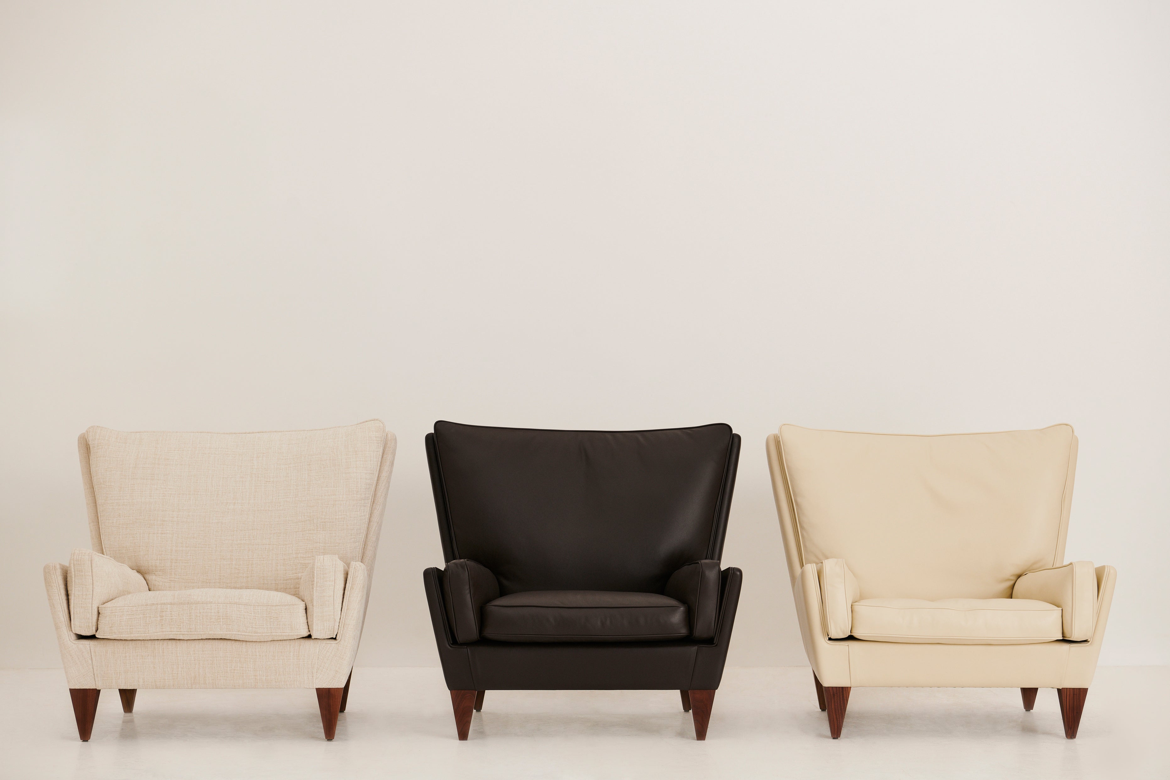 Fauteuil V11 gestoffeerd met een notenhouten basis