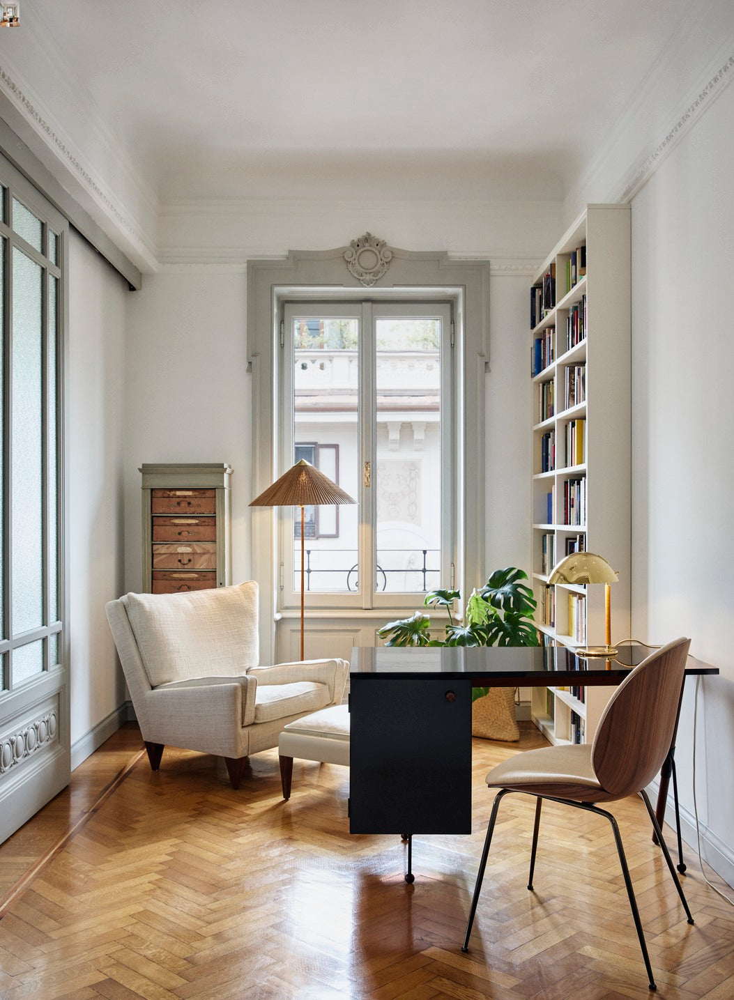 Fauteuil V11 gestoffeerd met een notenhouten basis