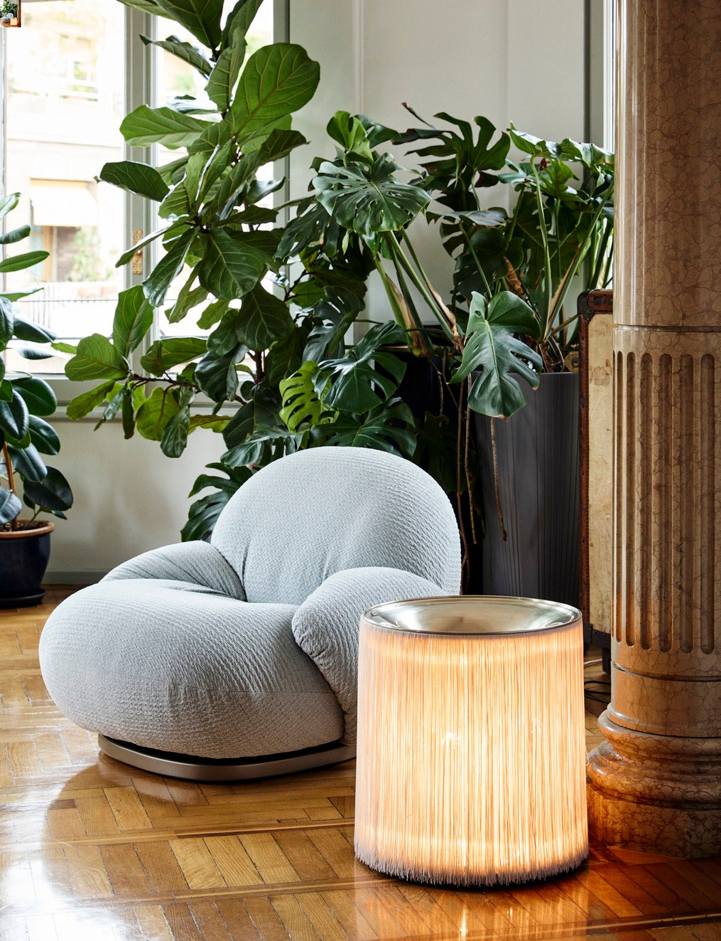 Fauteuil met armleuningen PACHA gestoffeerd met zwarte basis