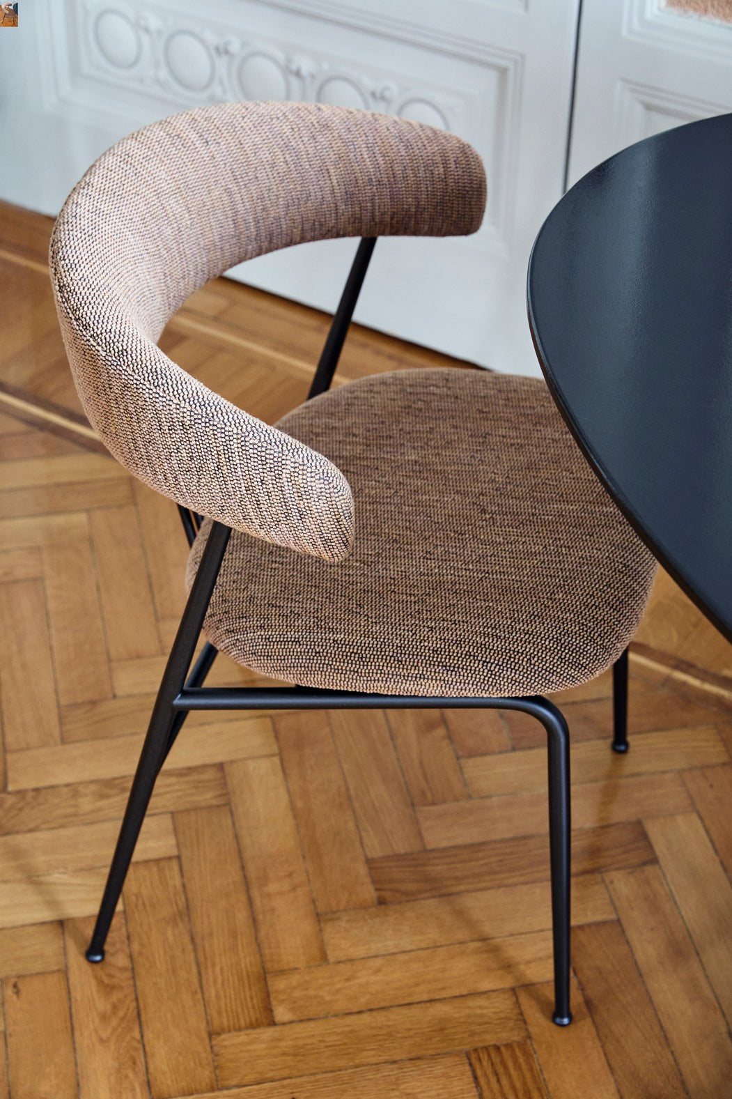 Gestoffeerde stoel VIOLIN met zwarte basis