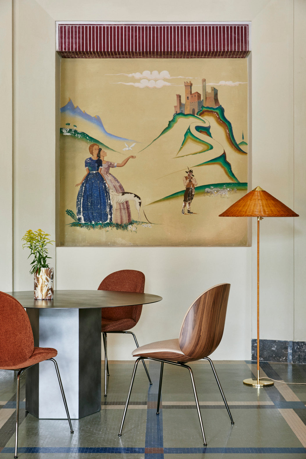 Polsterstuhl BEETLE mit Nussbaumholz und messingfarbenem Gestell