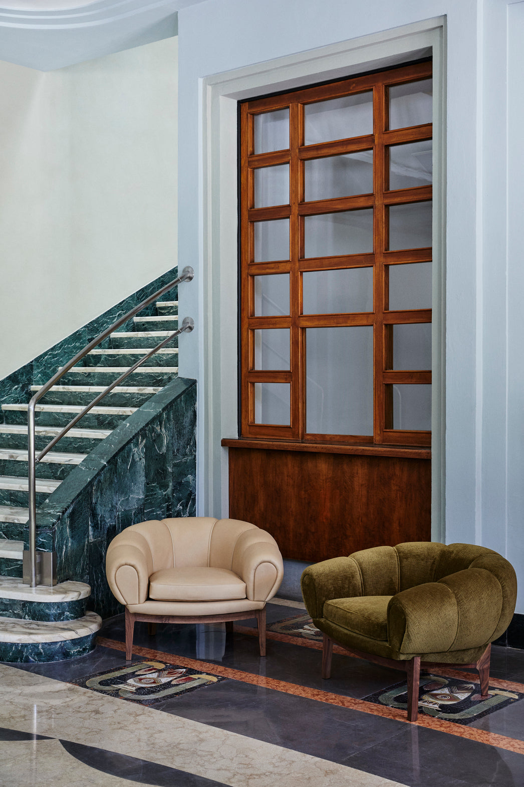 Fauteuil CROISSANT gestoffeerd met eiken basis