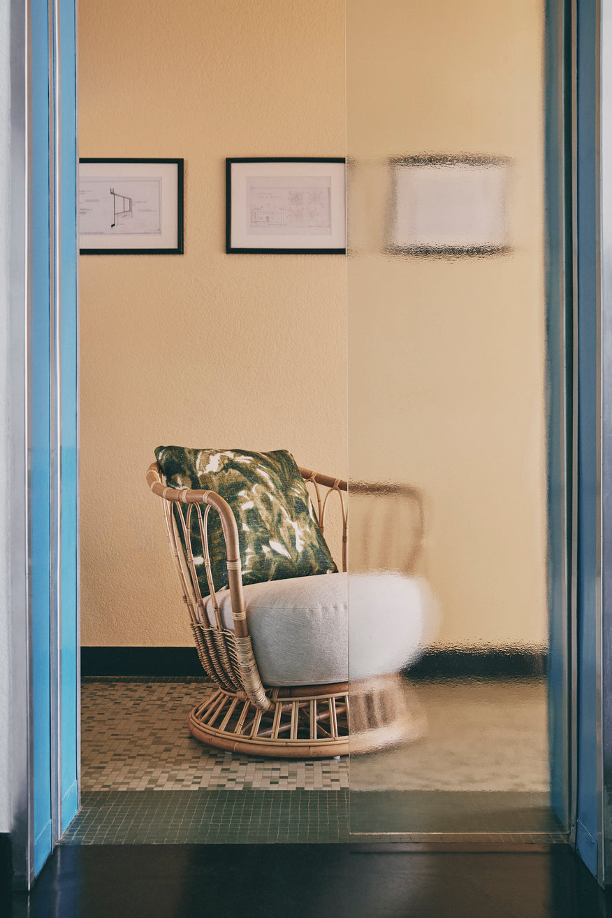 Fauteuil GRACE gestoffeerd met een rotan basis