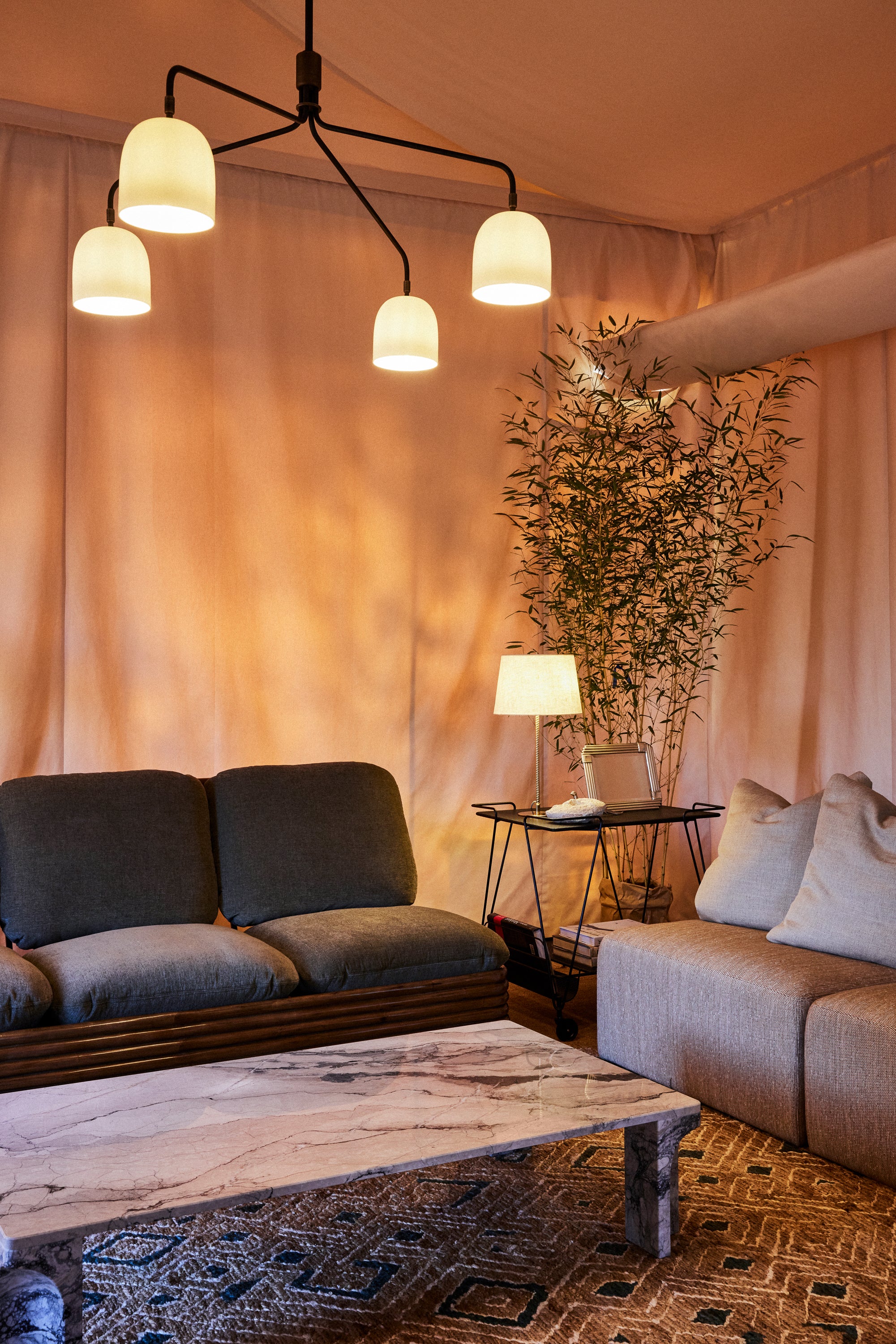 Sofa BOHEMIAN 72 gestoffeerd met een rieten basis