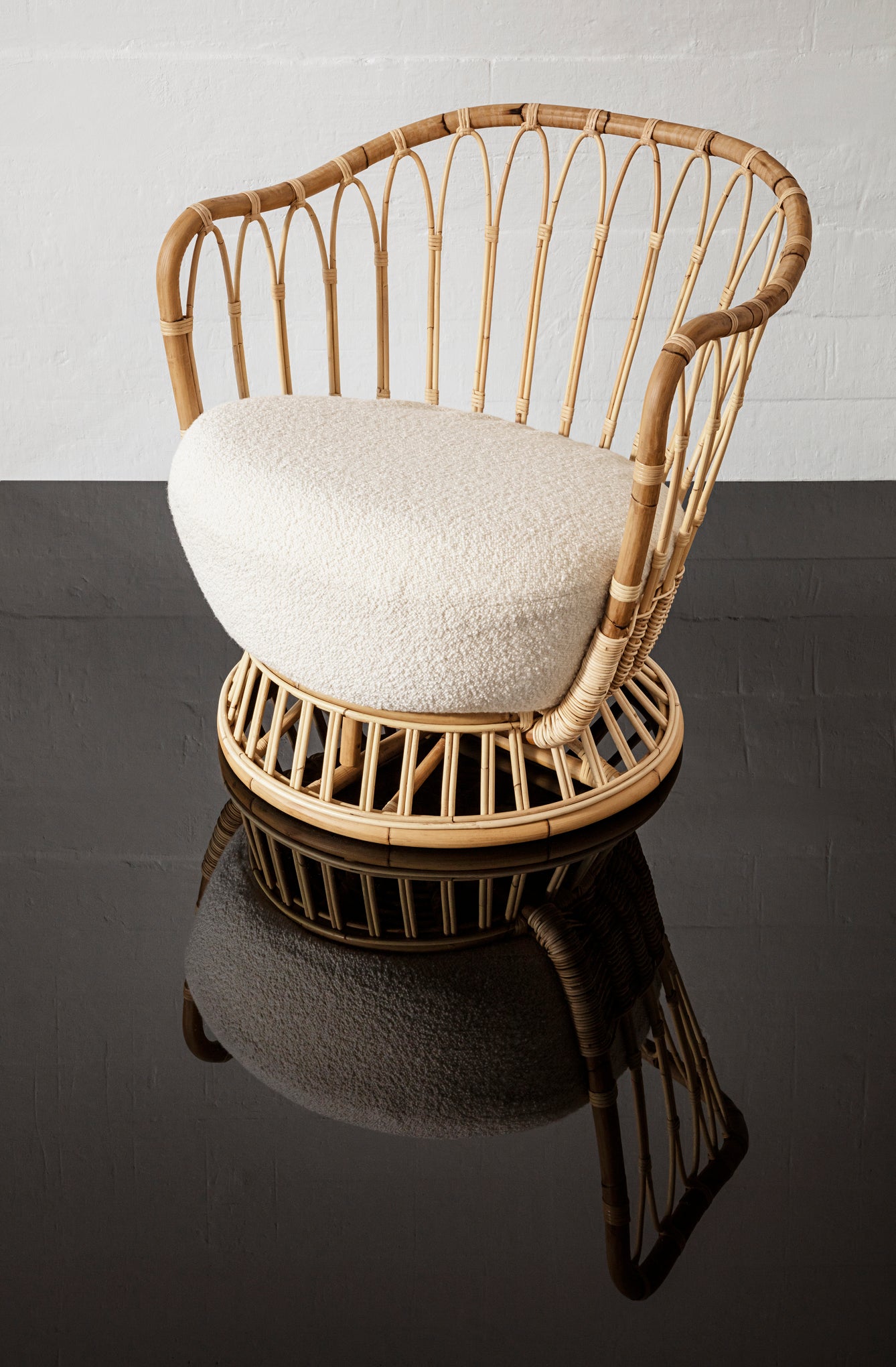 Fauteuil GRACE gestoffeerd met een rotan basis
