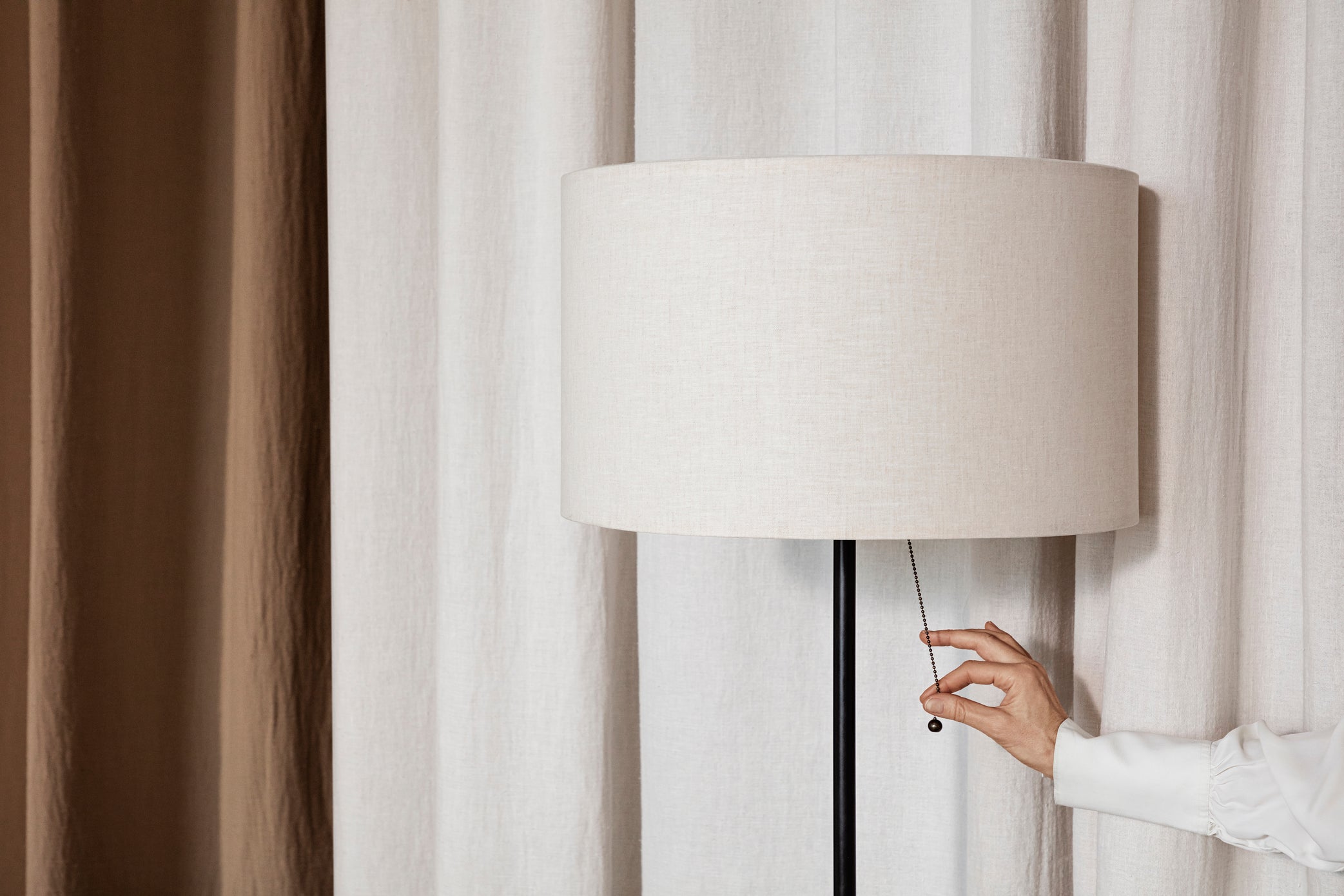 GRAVITY black floor lamp