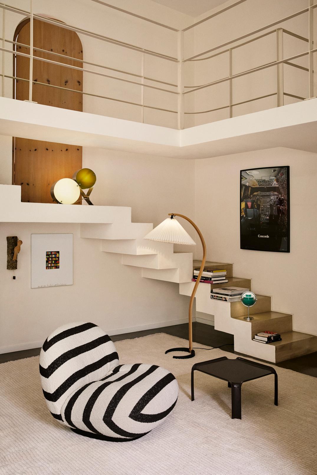 Vloerlamp voor lezen TIMBERLINE eikenhout met witte kap