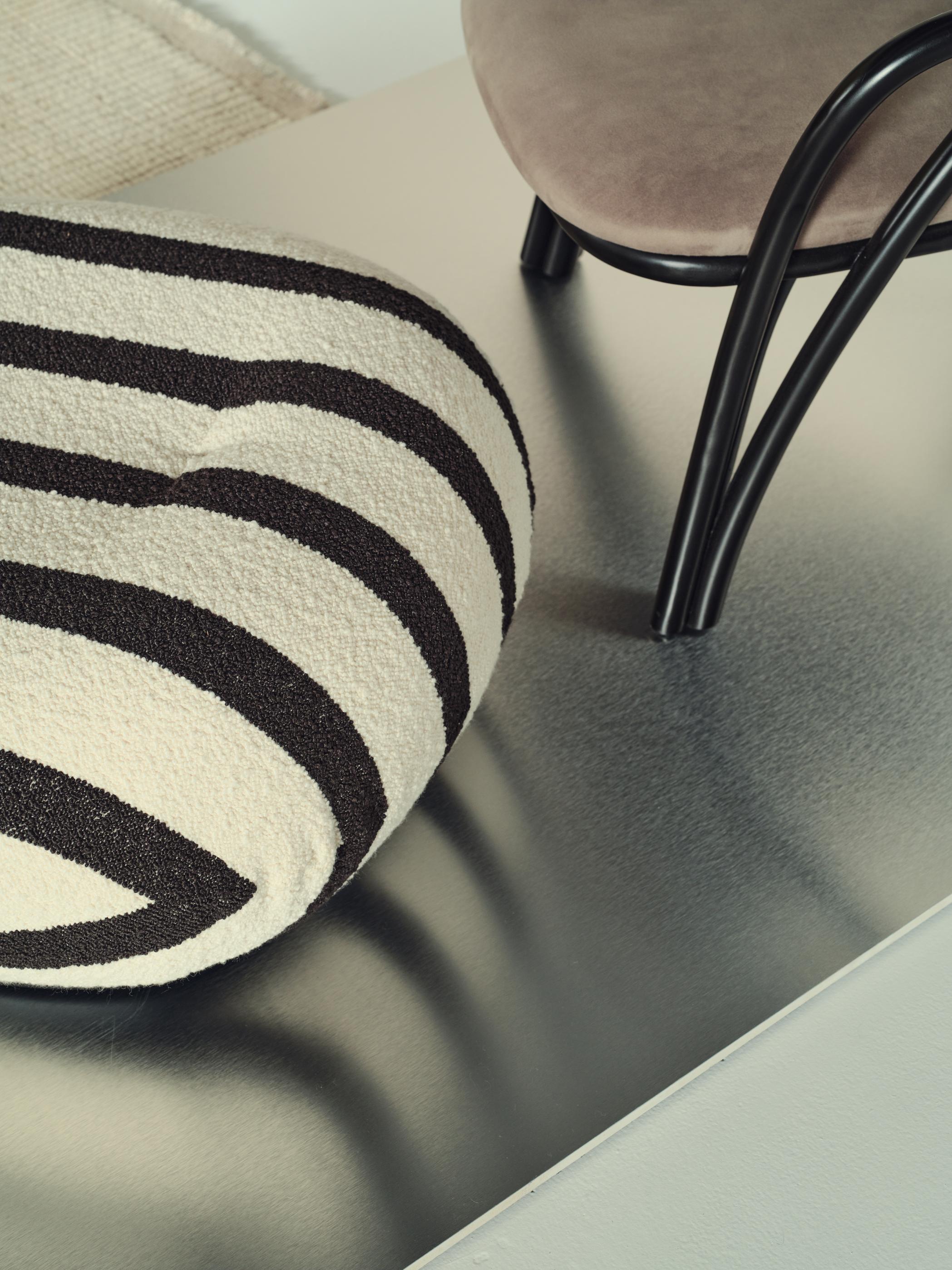 Puf PACHA gepolstert mit schwarzem Fuß