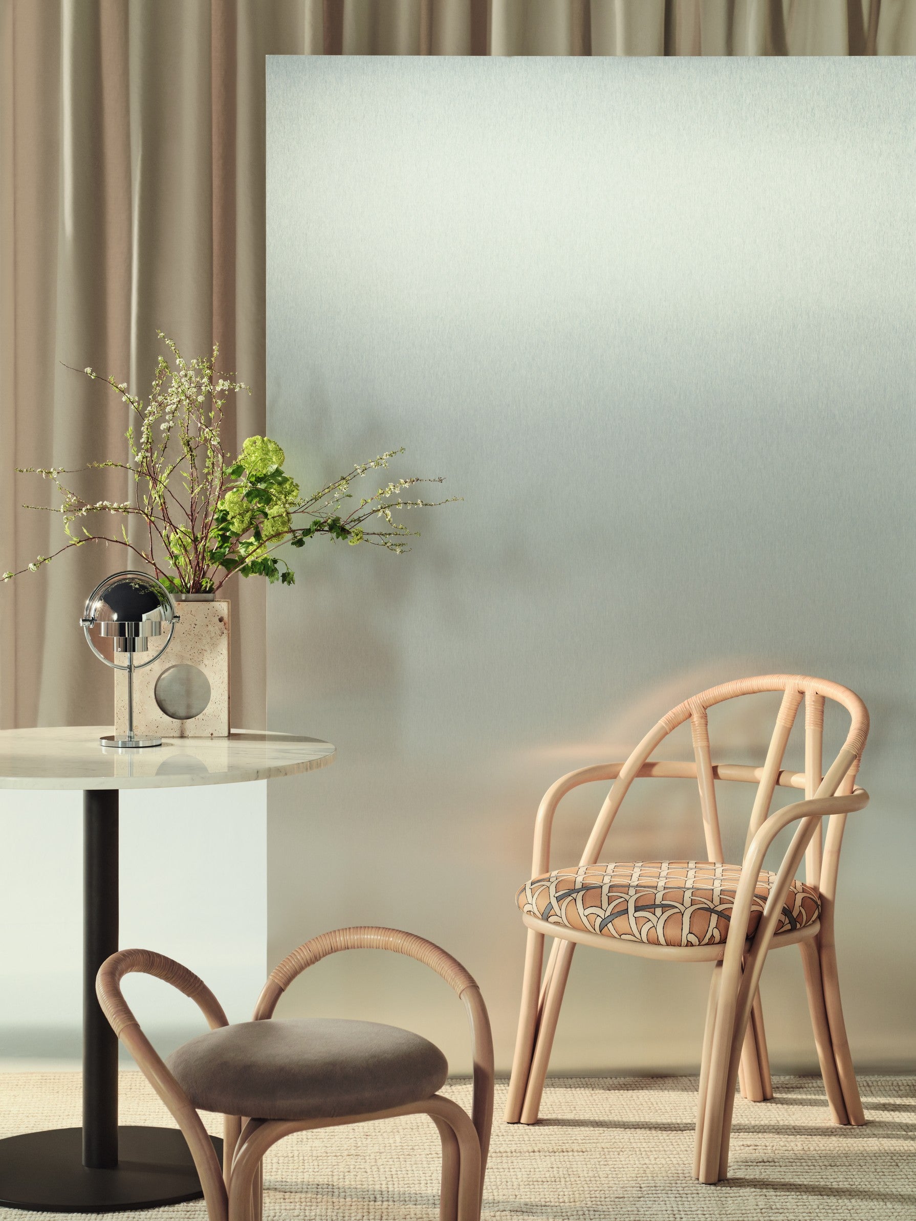 Ronde tafel 1.0 zwart marmer met zwarte voet