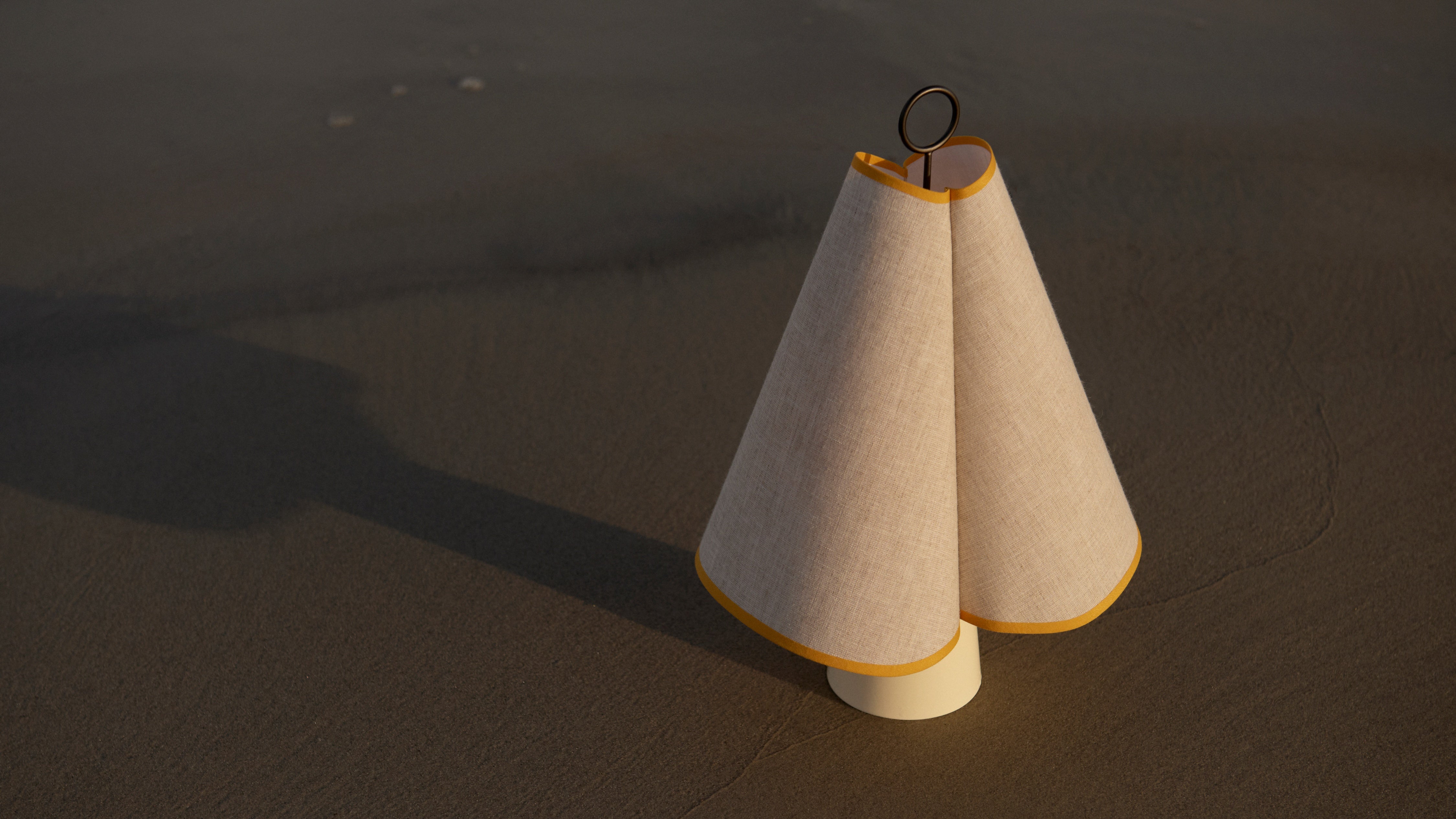 Draagbare lamp HORNBÆK in wit met gele afwerking