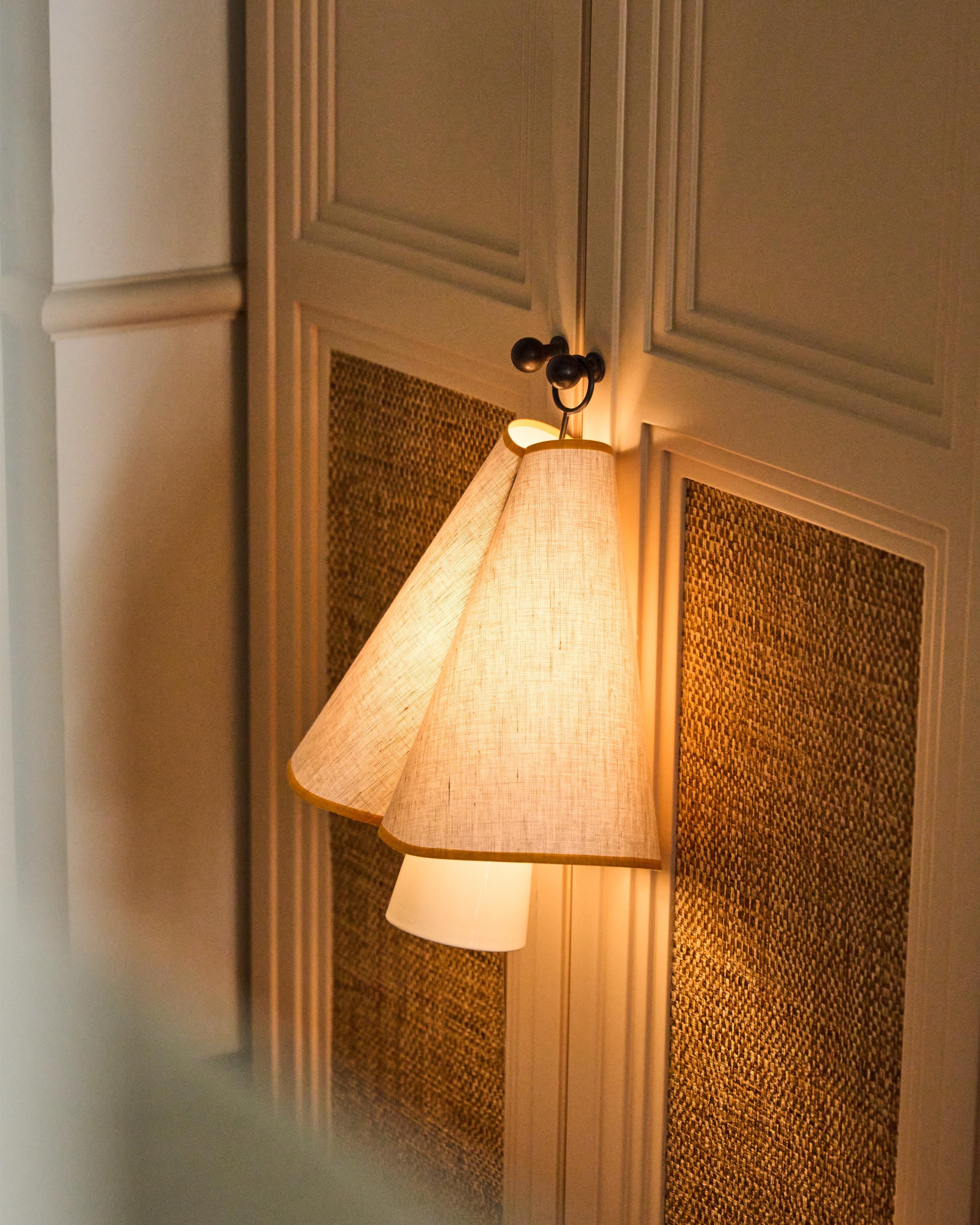 Draagbare lamp HORNBÆK in wit met gele afwerking