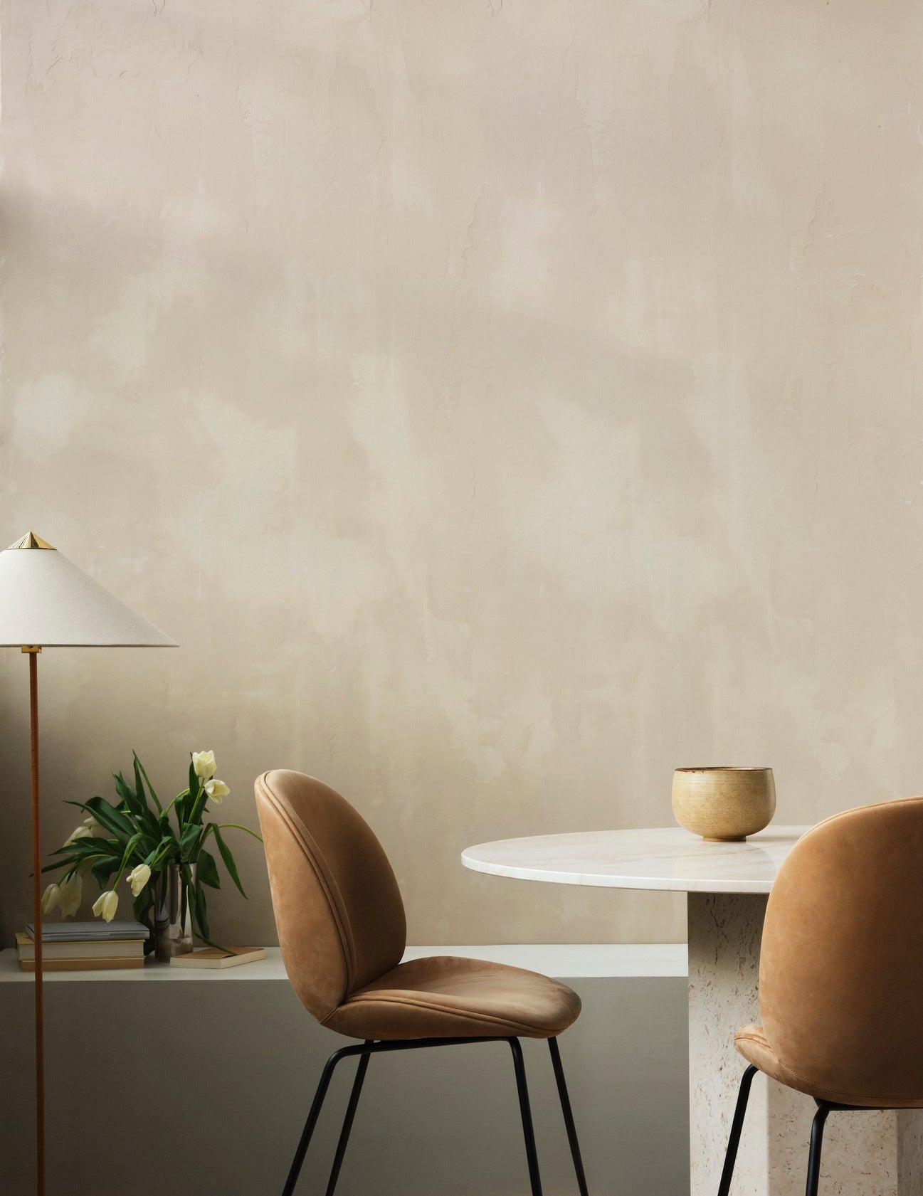 Gestoffeerde BEETLE stoel met een zwarte stalen basis