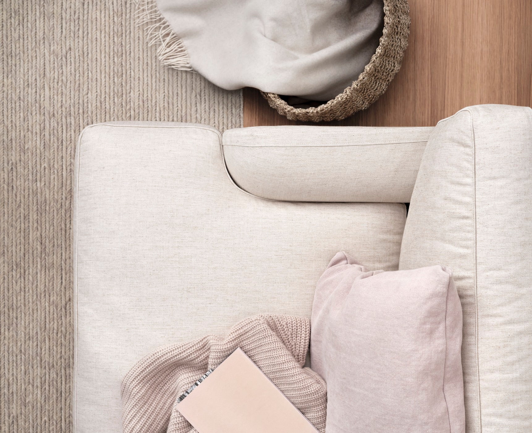 Sofa 2-zits FLANEUR gestoffeerd met een messing basis